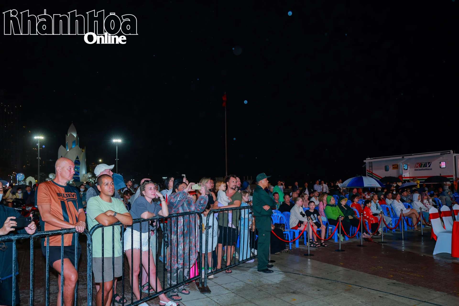 Nhiều khán giả người nước ngoài đến xem chương trình nghệ thuật.