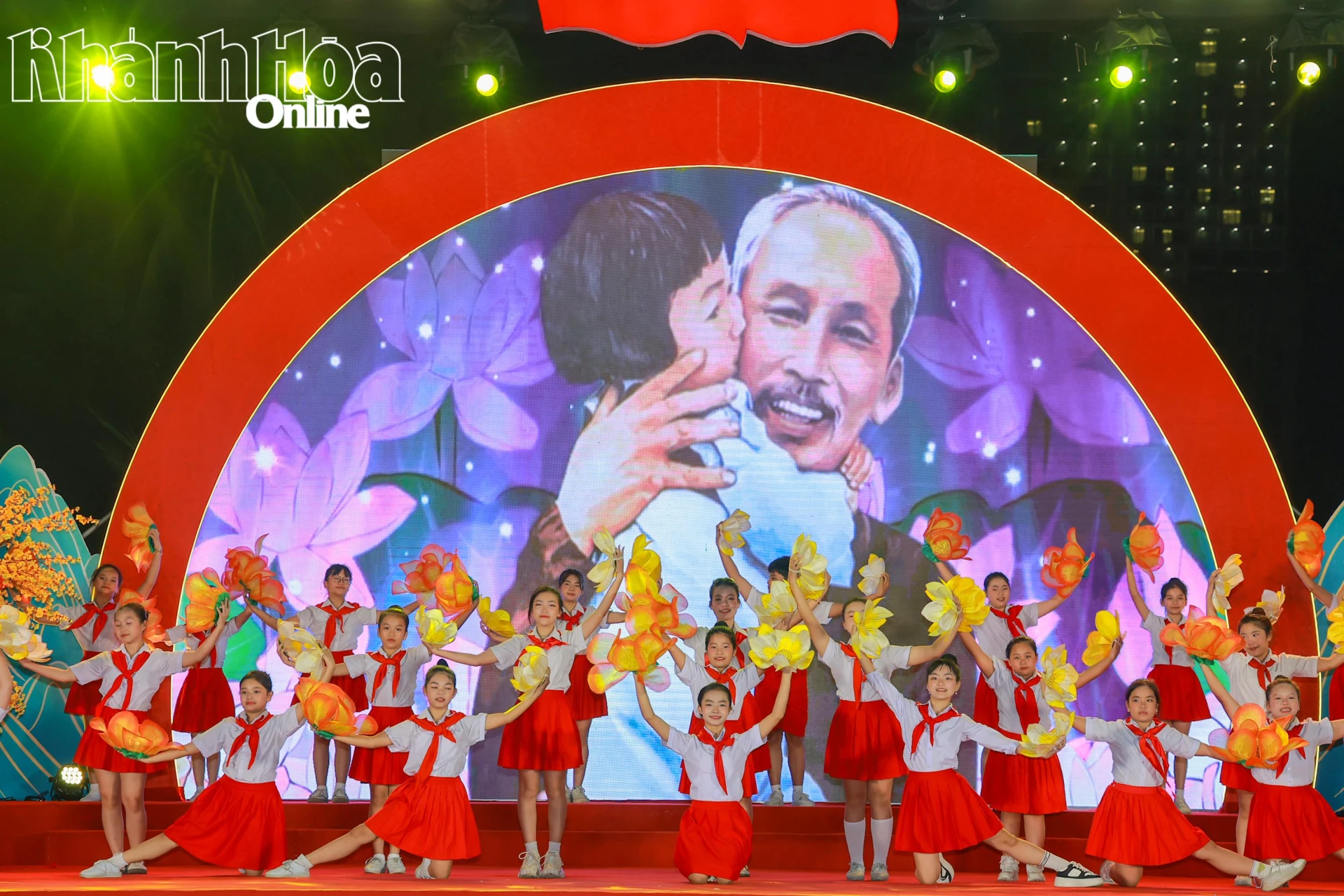 Niềm tin và tự hào về Đảng được tiếp nối qua các thế hệ công dân Việt Nam. Tiết mục hát múa “Em là mầm non của Đảng” thể hiện cho sự tiếp nối đầy tự hào của các lớp thiếu nhi Việt Nam.