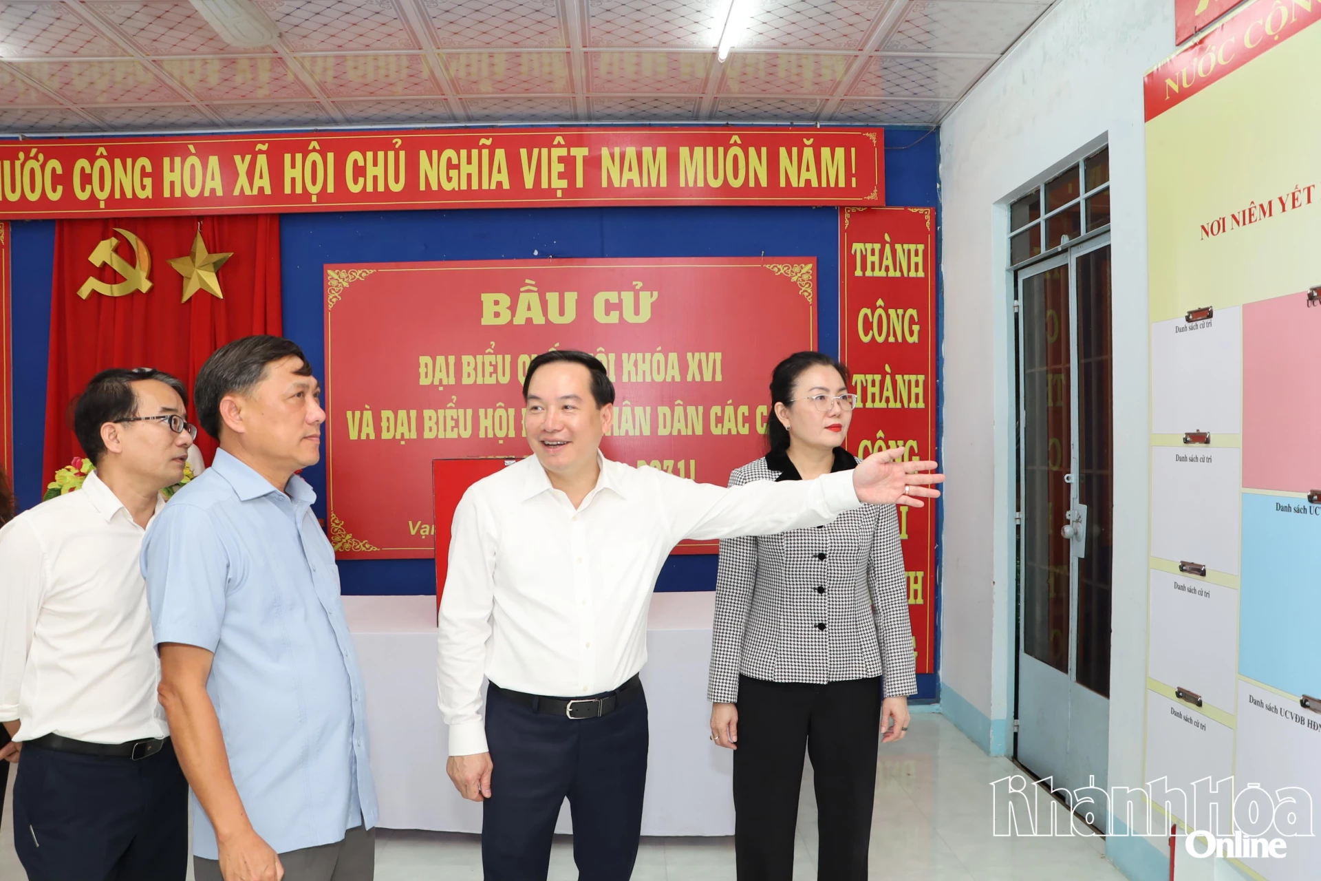 Đồng chí Hồ Xuân Trường kiểm tra khu vực bỏ phiếu tổ dân phố số 9 xã Vạn Ninh.