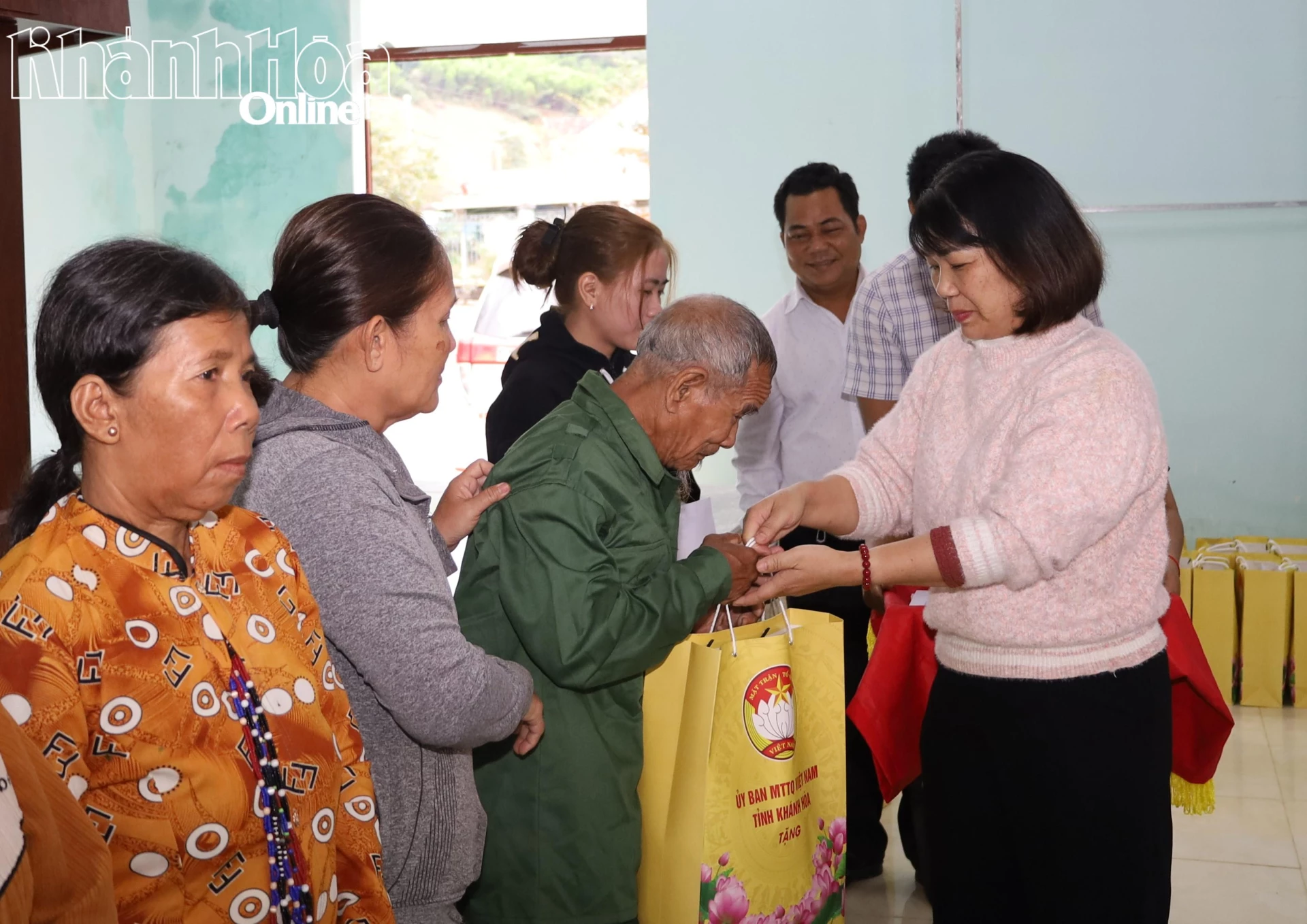 Bà Nguyễn Thị Phấn trao quà Tết cho các hộ nghèo trên địa bàn.