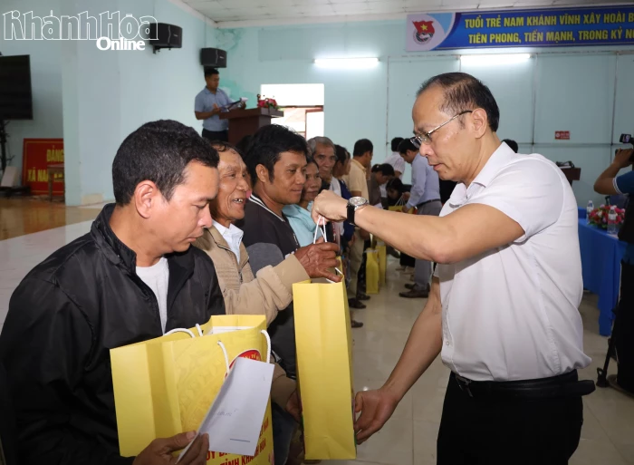 Phó Bí thư Tỉnh ủy Nguyễn Khắc Hà tặng quà Tết cho hộ nghèo xã Nam Khánh Vĩnh