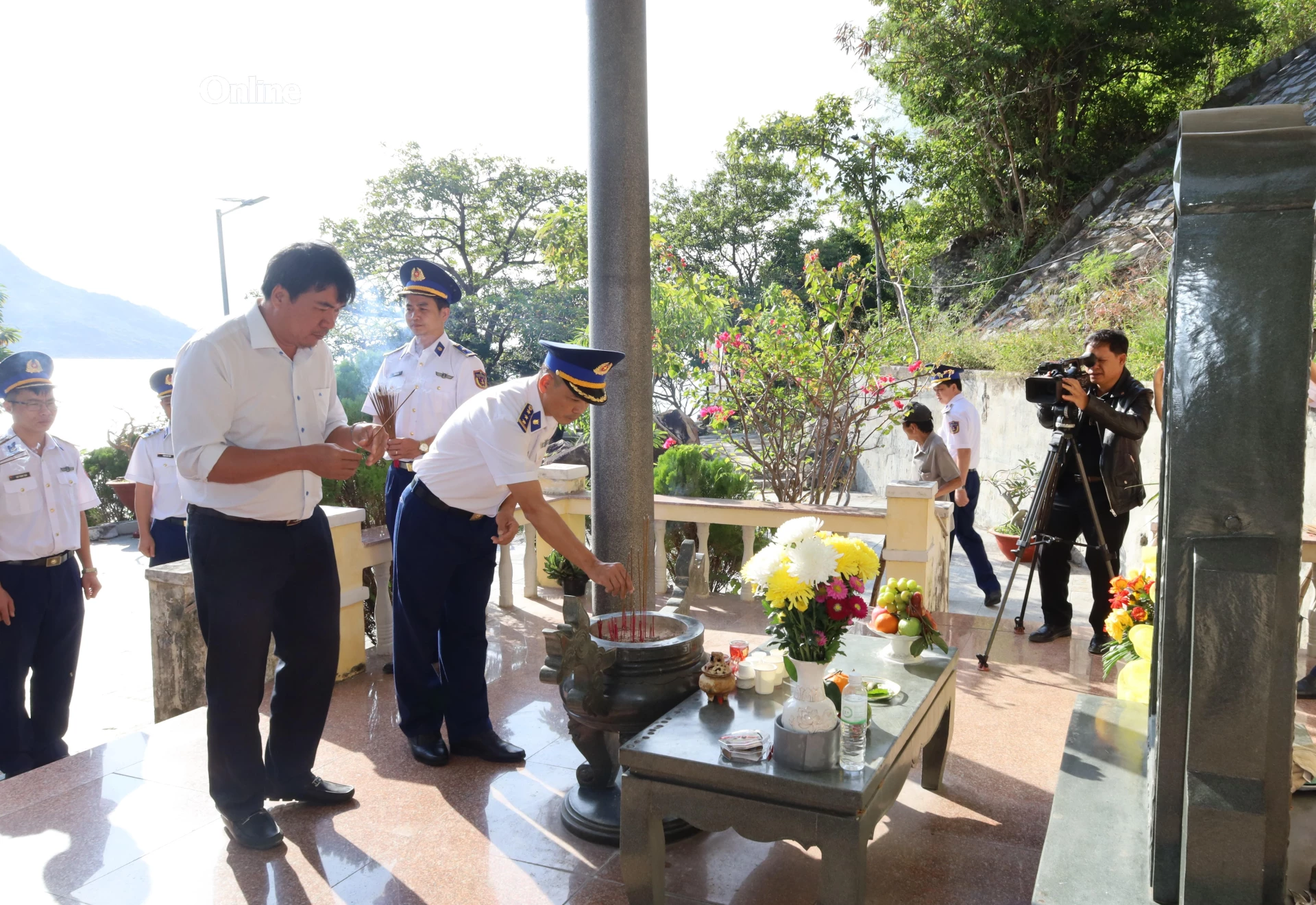 Các đại biểu dâng hoa, dâng hương tại Khu di tích Tàu không số C235.