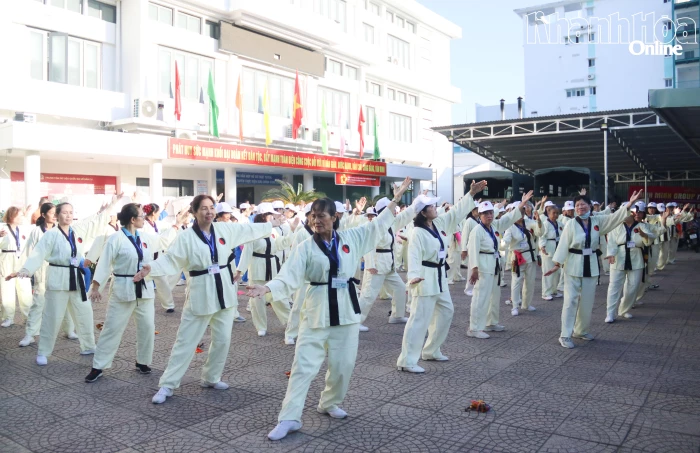 Đồng diễn thể dục dưỡng sinh đầu năm mới