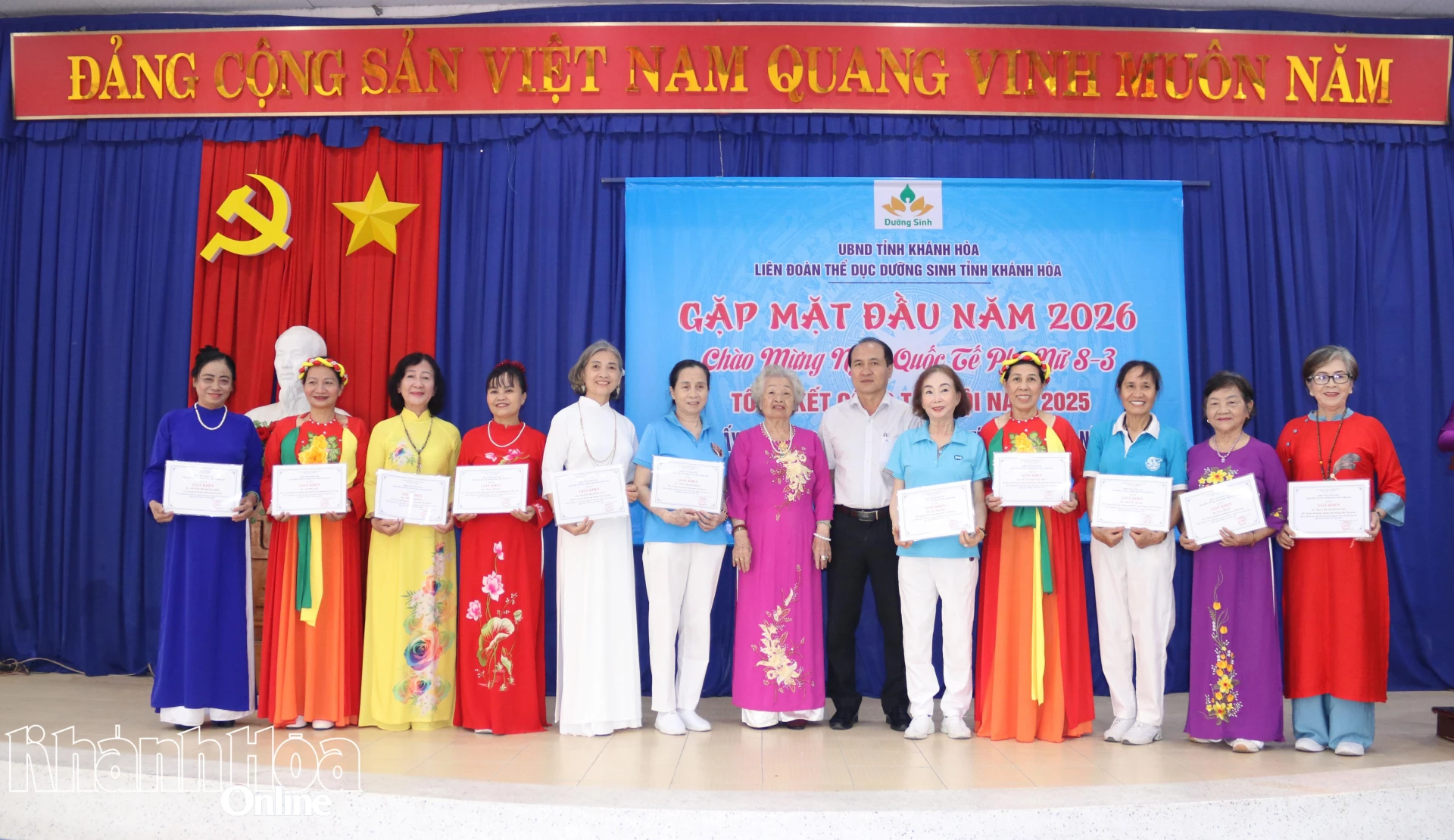 Lãnh đạo Sở Văn hóa, Thể thao và Du lịch cùng lãnh đạo Liên đoàn Thể dục Dưỡng sinh tỉnh tặng giấy khen cho các cá nhân.