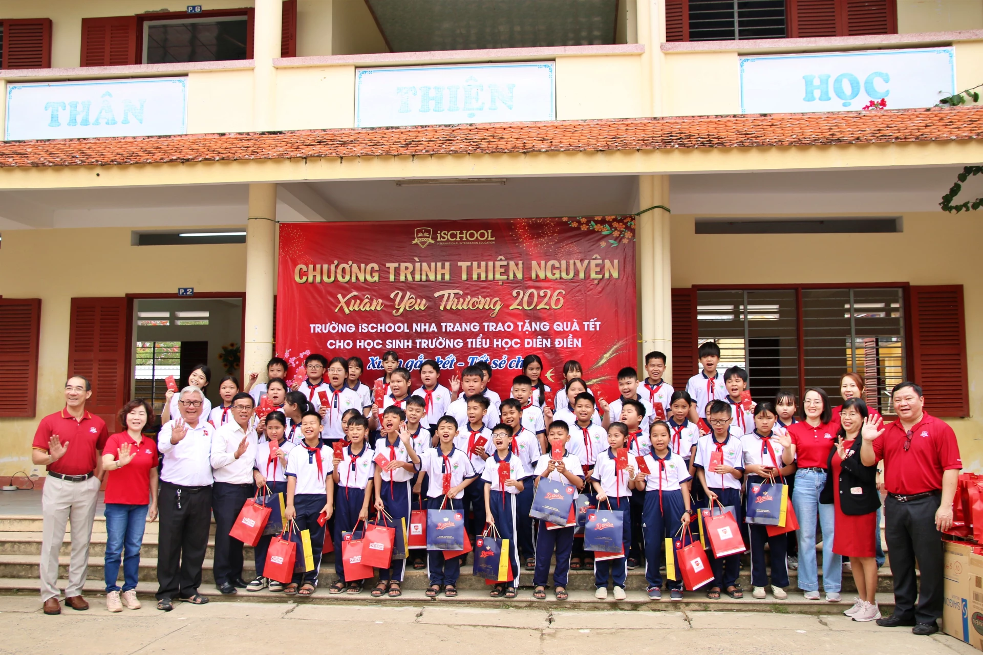 Trường iSchool Nha Trang tặng quà cho các học sinh Trường Tiểu học Diên Điền. 