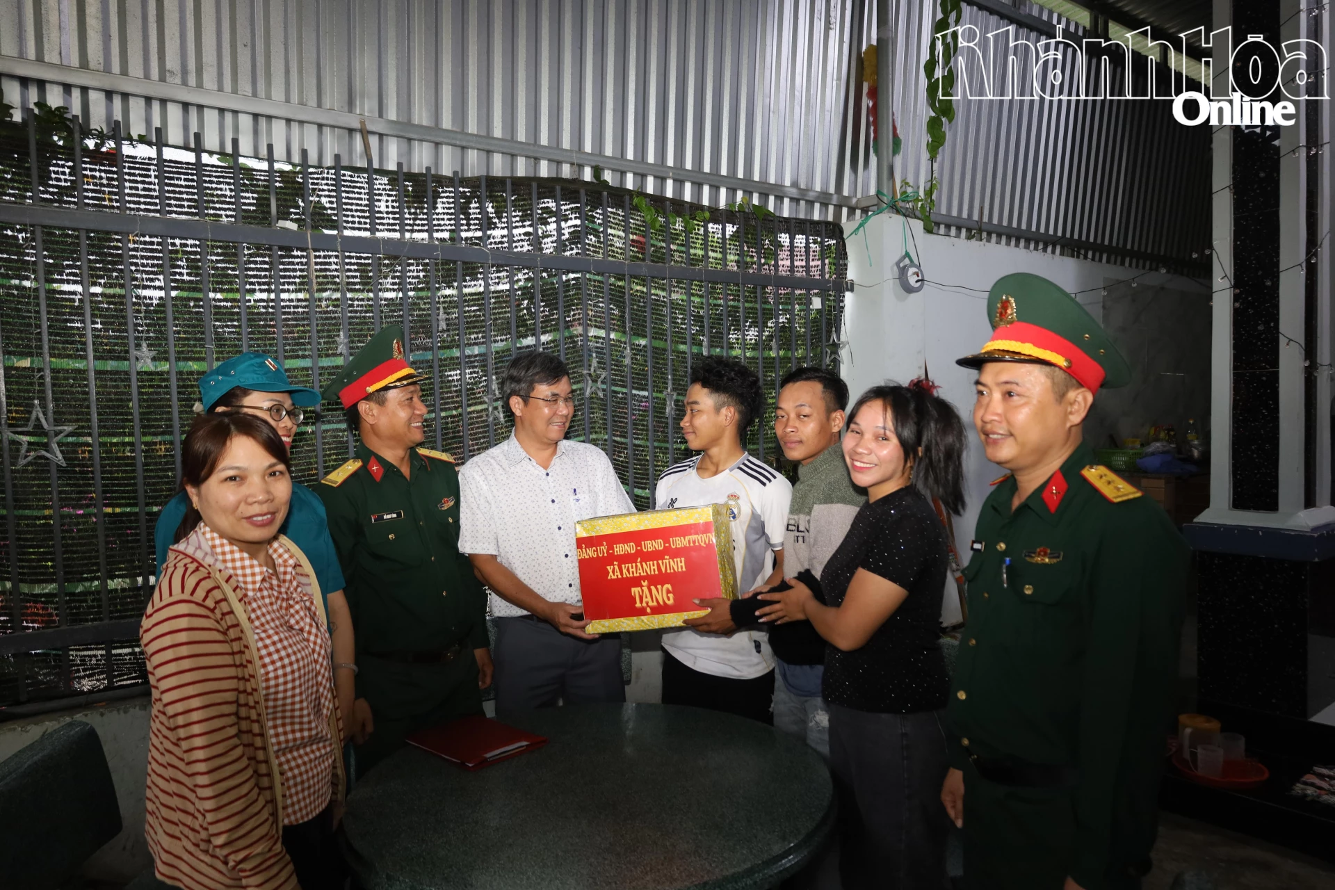 Ông Phạm Ngọc Cường - Chủ tịch UBND xã Khánh Vĩnh tặng quà, động viên thanh niên Sa Minh Hoài.