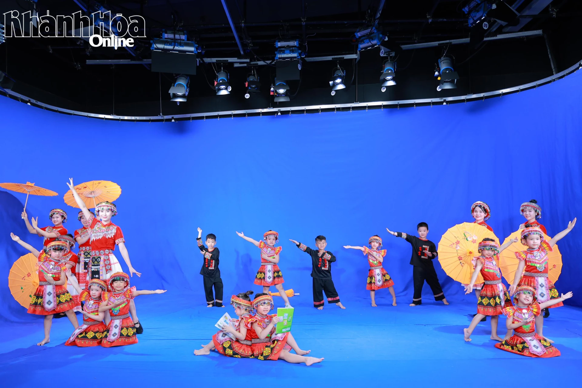 Các em nhỏ tham gia buổi ghi hình chương trình ca nhạc phát trên sóng KTV vào dịp Tết Bính Ngọ 2026.