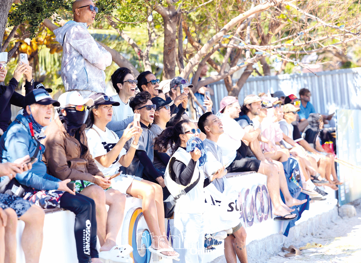 Rất đông du khách trong và ngoài nước đến biển Mỹ Hòa xem và cổ vũ các vận động viên thi đấu.