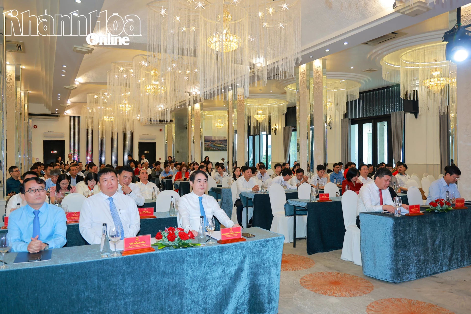 Đồng chí Bí thư Tỉnh ủy Nghiêm Xuân Thành và các đại biểu tham dự hội nghị.