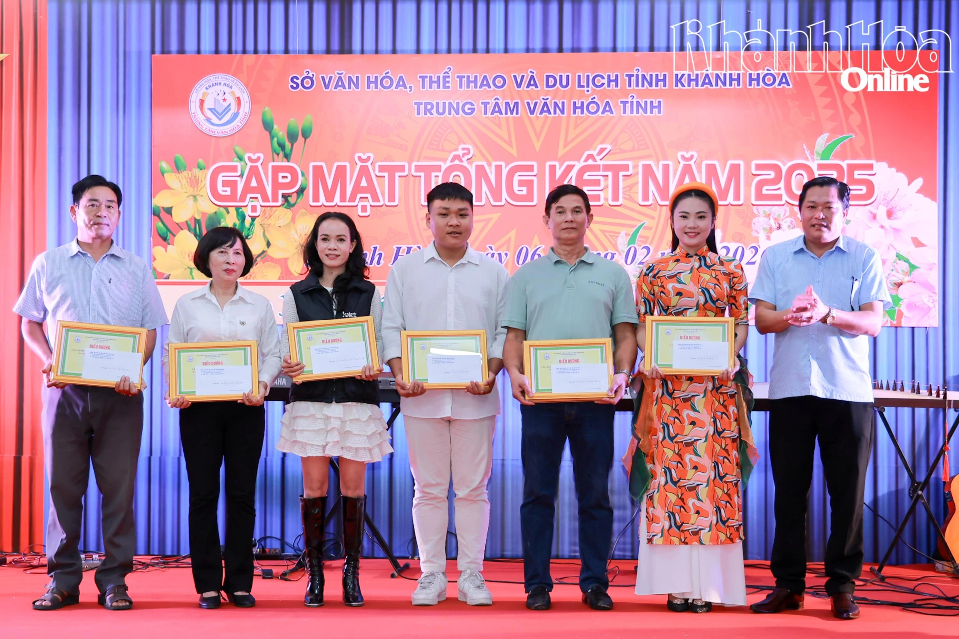 Lãnh đạo Trung tâm Văn hóa tỉnh khen thưởng các tập thể xuất sắc.