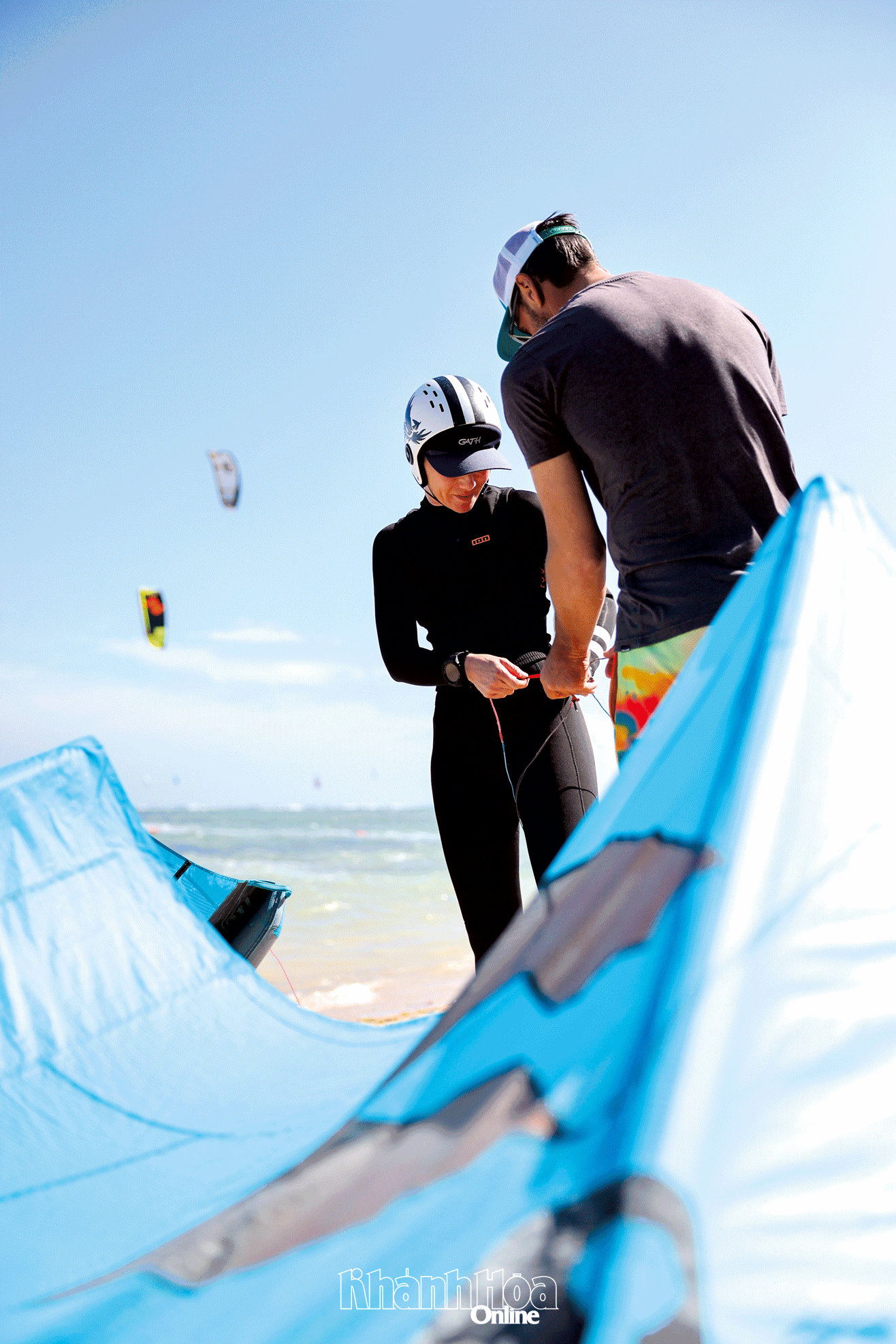 Các vận động viên đang căng diều chuẩn bị bước vào phần thi.