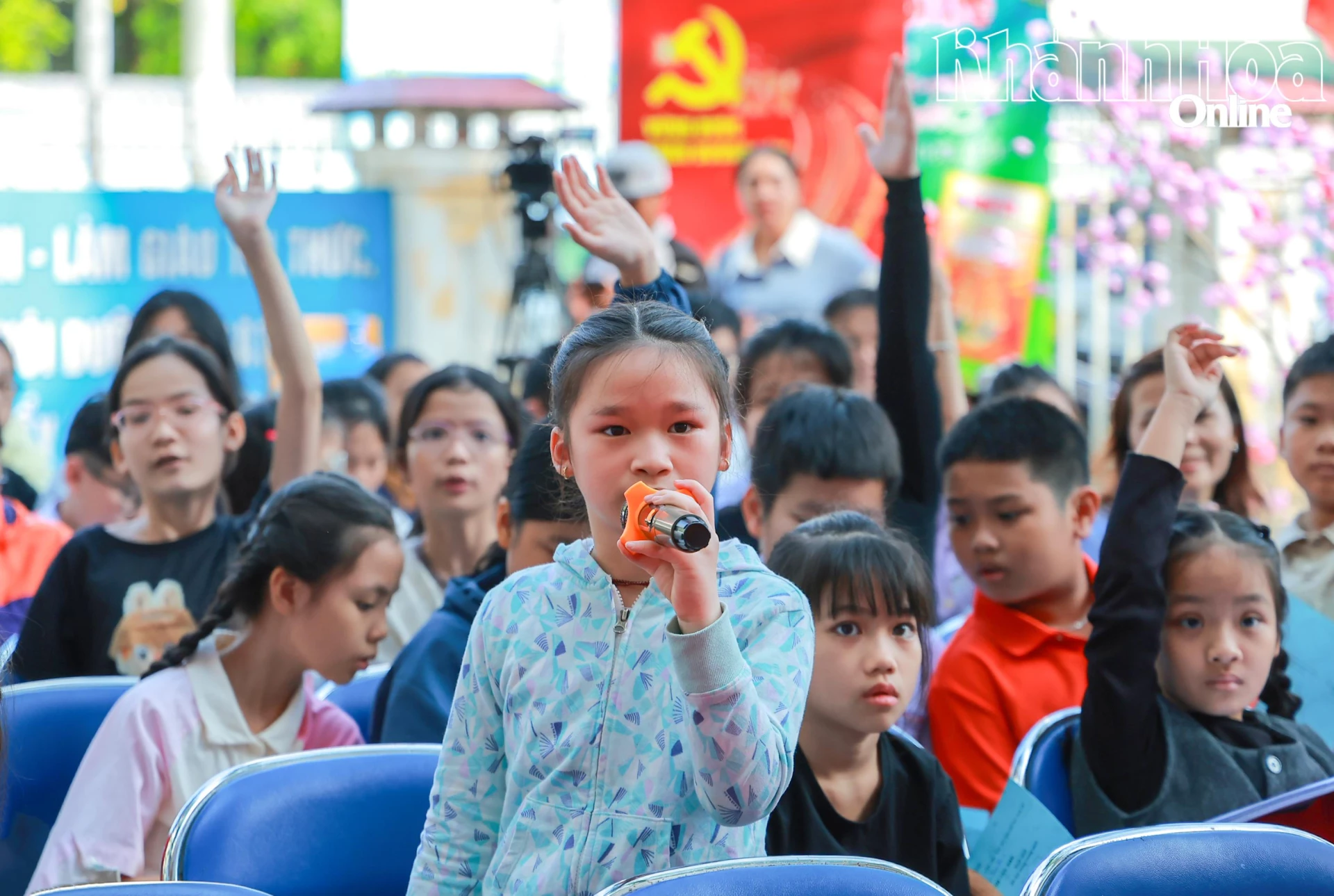 Một em nhỏ trả lời câu hỏi liên quan đến kiến thức về loài rùa biển.