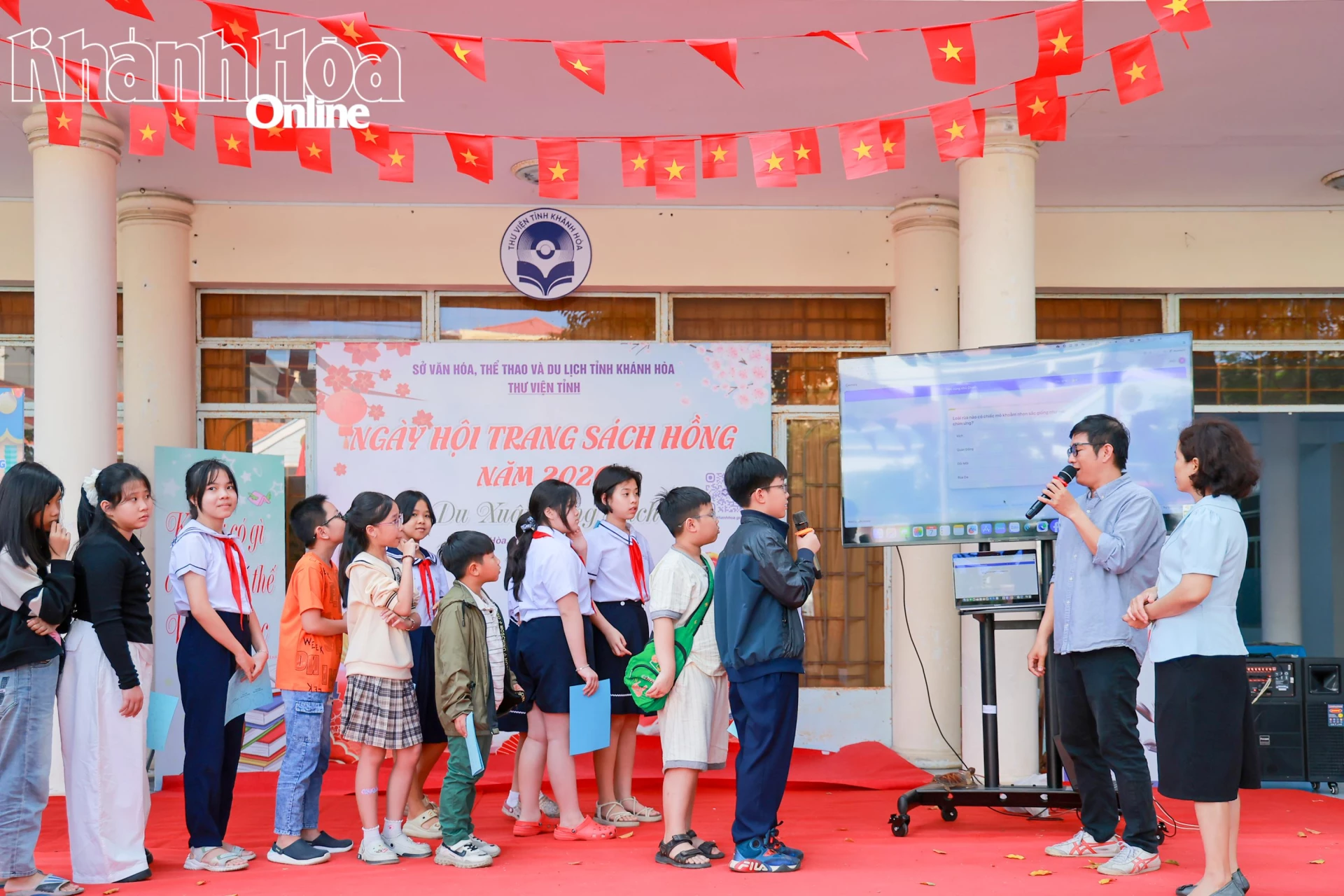 Phần trả lời câu hỏi trắc nghiệm về loài rùa biển nhận được sự hưởng ứng của nhiều em nhỏ.