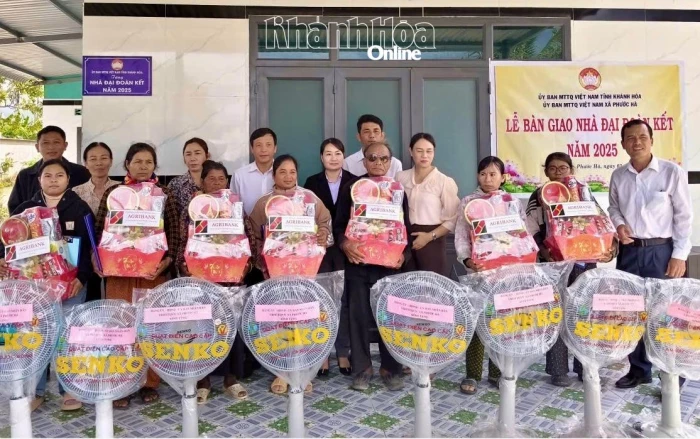 Xã Phước Hà bàn giao 18 căn nhà Đại đoàn kết cho hộ nghèo