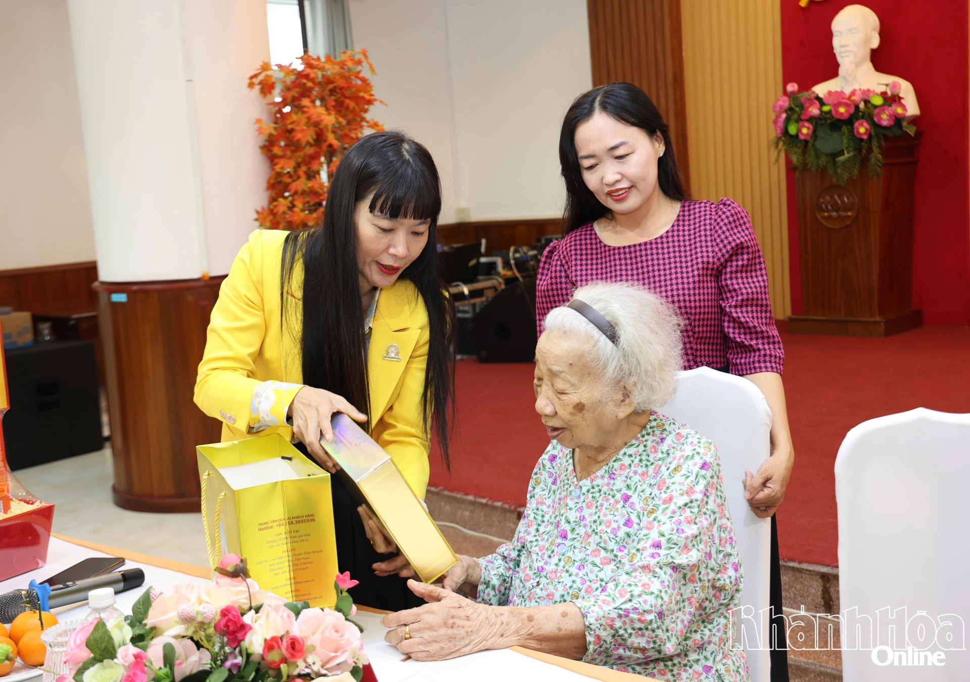 Bà Trịnh Thị Hồng Vân - Chủ tịch Hội đồng thành viên Công ty Yến sào Khánh Hòa tặng quà cho người có công tại Trung tâm Điều dưỡng và Chăm sóc người có công.