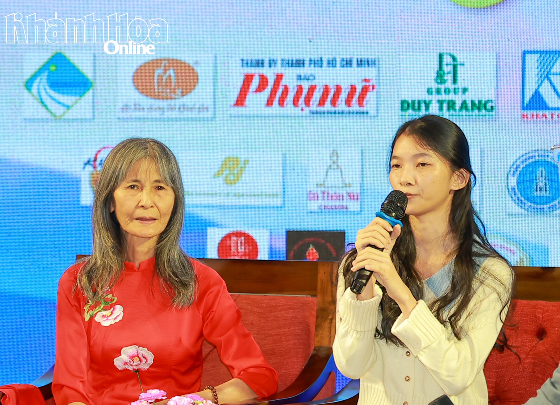 Khoảnh khắc xúc động của em Nguyễn Thị Bích Ngọc khi chia sẻ về hoàn cảnh bản thân.