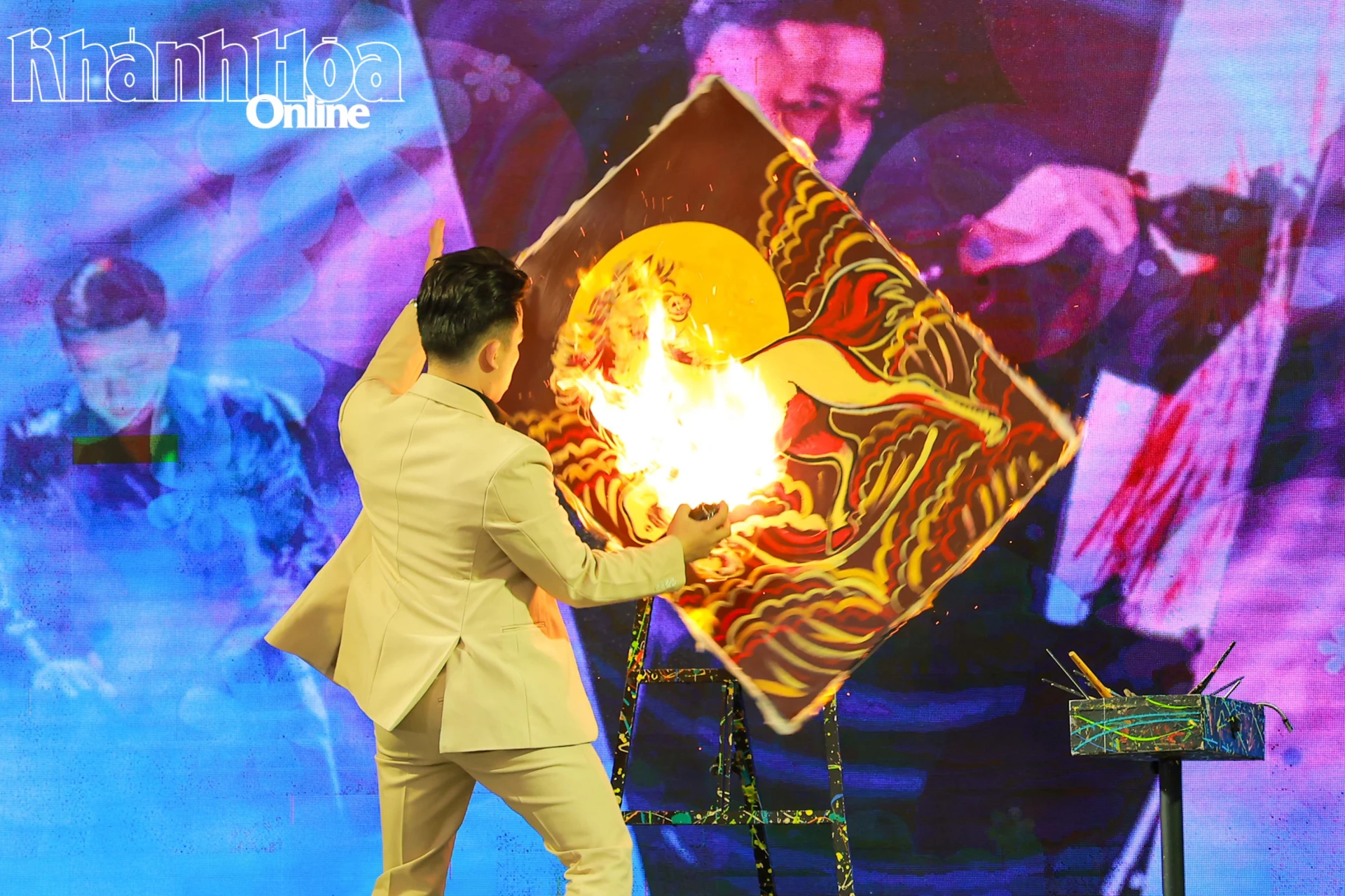 Màn trình diễn vẽ tranh của họa sĩ Phạm Hồng Minh.