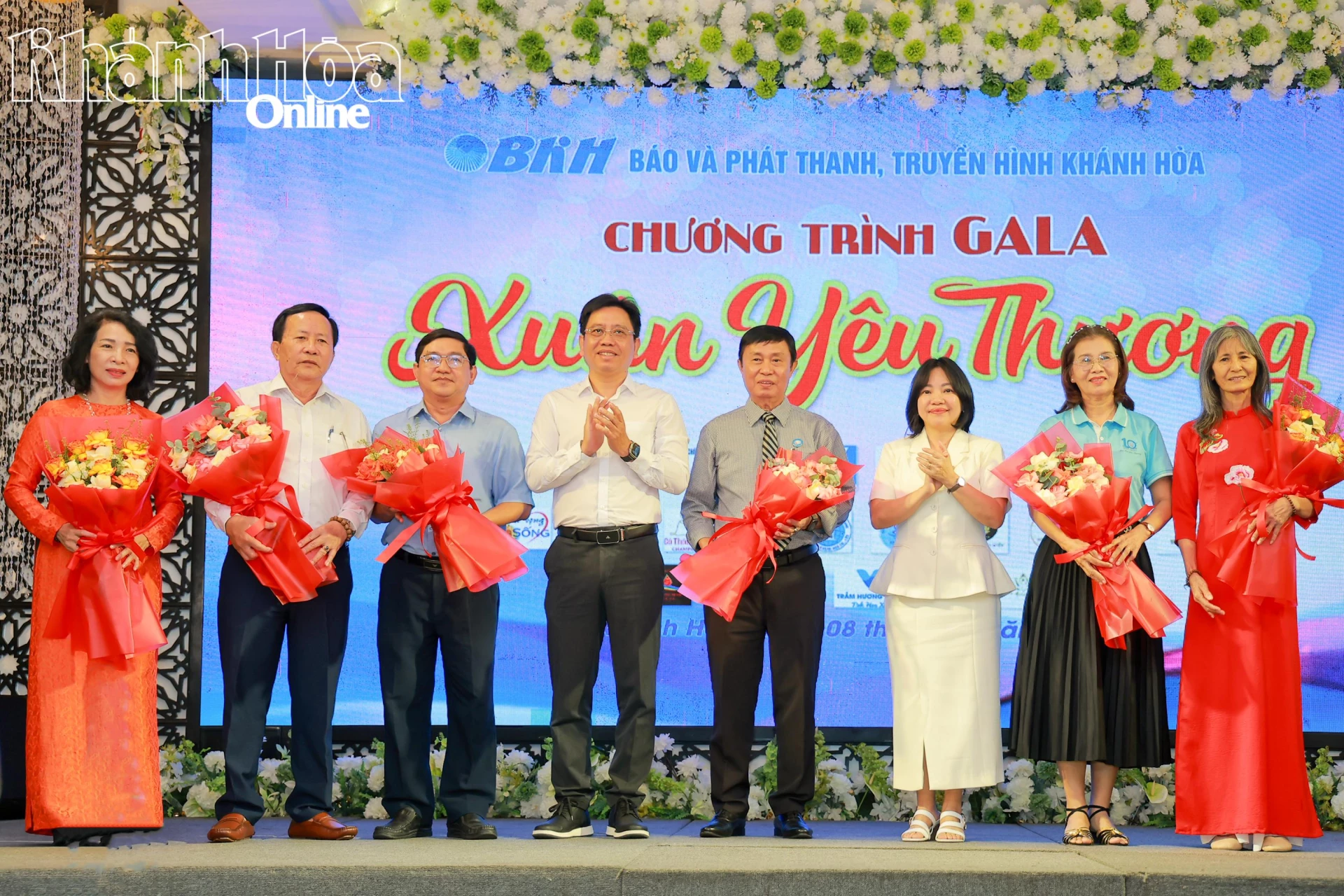 Lãnh đạo Báo và Phát thanh, Truyền hình Khánh Hòa tặng hoa tri ân các doanh nghiệp, tổ chức, cá nhân đã đồng hành trong hoạt động thiện nguyện.