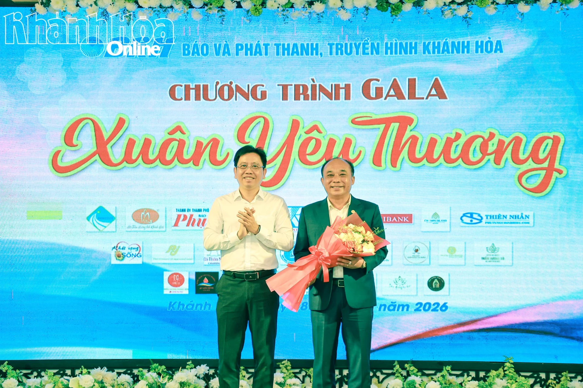 Lãnh đạo Báo và Phát thanh, Truyền hình Khánh Hòa tặng hoa tri ân lãnh đạo DT Group.
