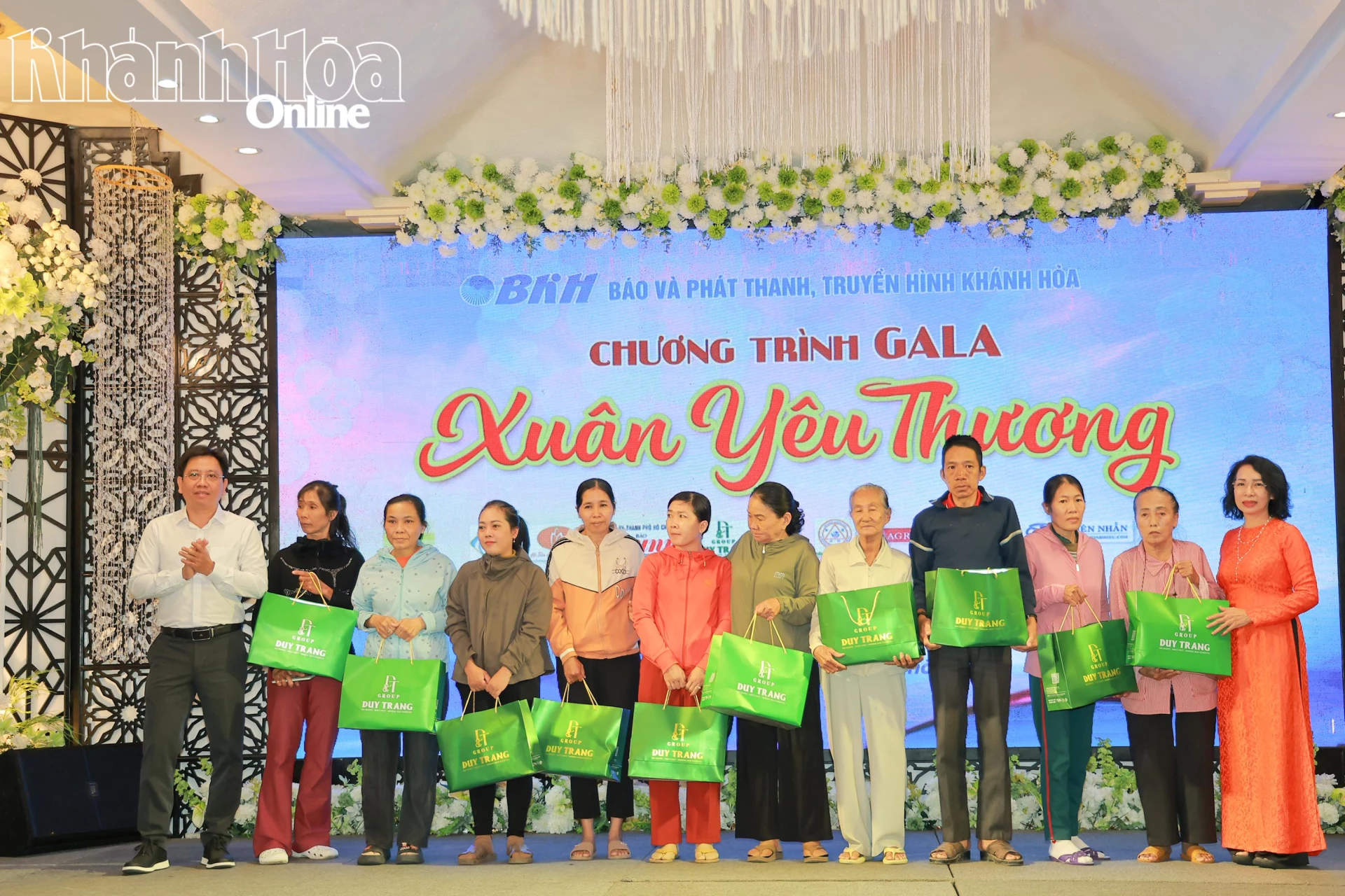 Lãnh đạo Báo và Phát thanh, Truyền hình Khánh Hòa cùng đại diện doanh nghiệp tặng quà Tết cho các hộ dân.