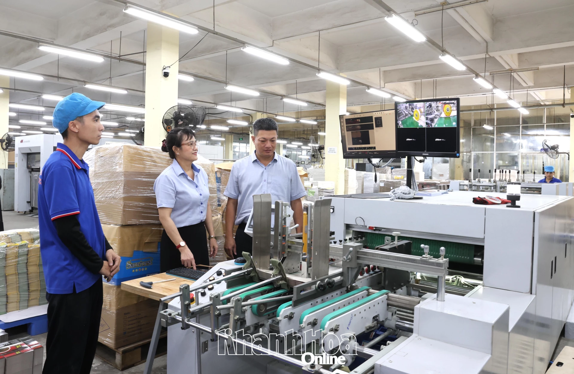 Ban Giám đốc Công ty Cổ phần In bao bì Khatoco xuống phân xưởng động viên người lao động trong ngày đầu năm.