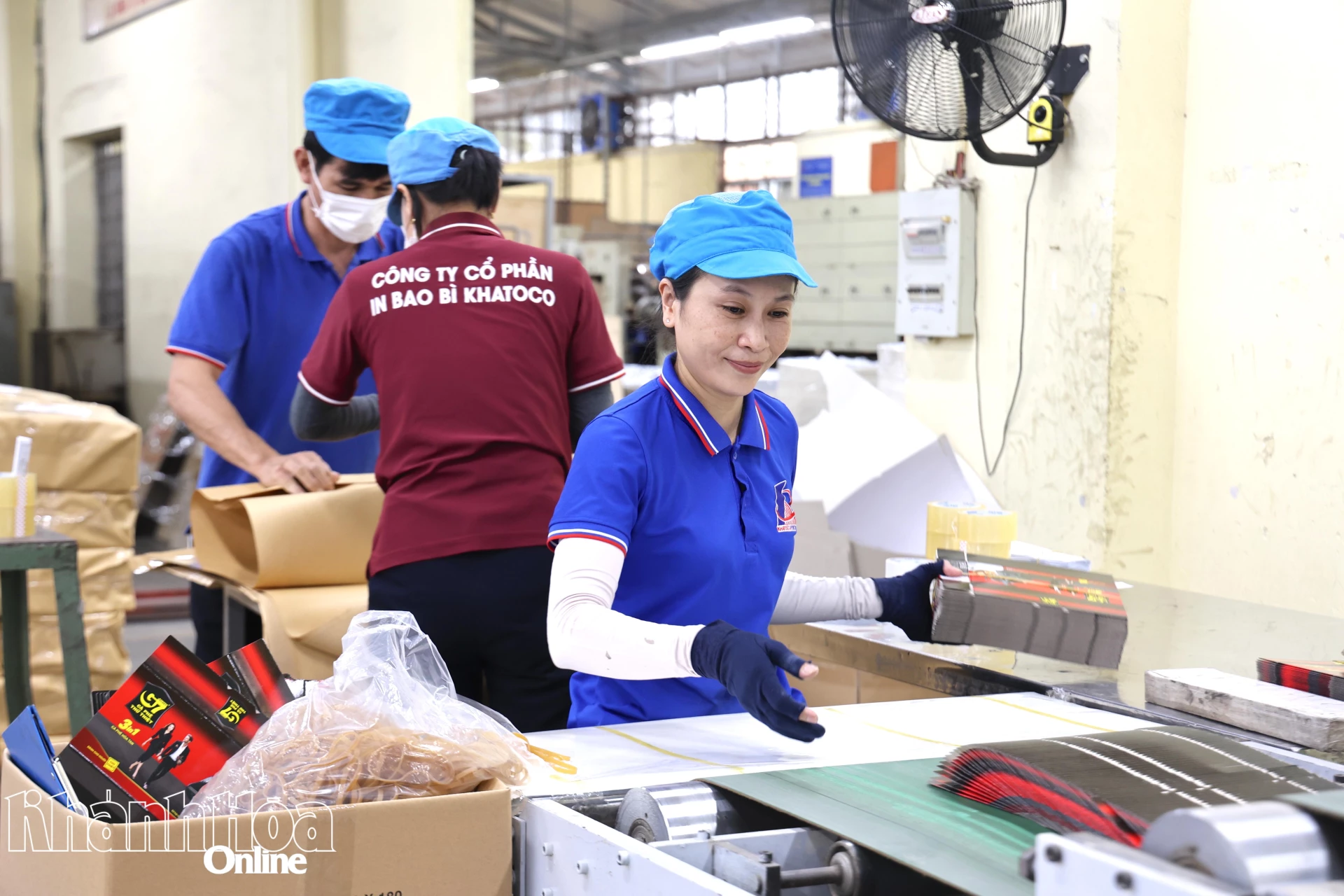 Người lao động nỗ lực sản xuất để kịp đơn hàng giao cho khách.