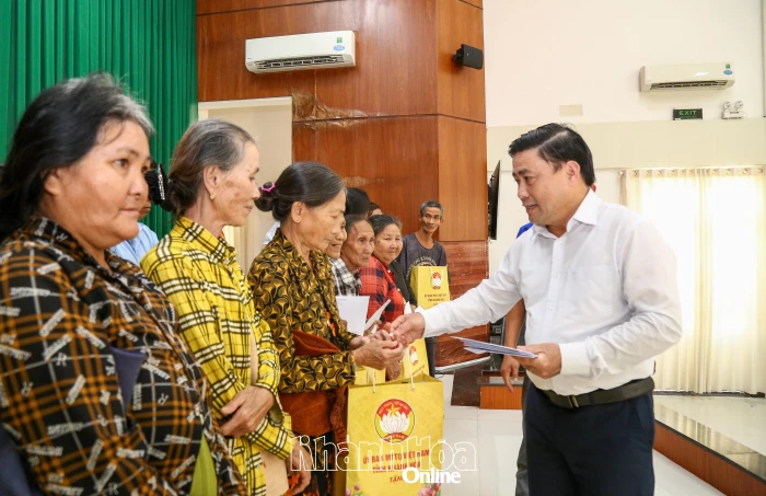 Đồng chí Lâm Đông - Phó Bí thư Tỉnh ủy, Chủ tịch HĐND tỉnh Khánh Hòa trao quà Tết cho các hộ có hoàn cảnh khó khăn ở xã Ninh Phước