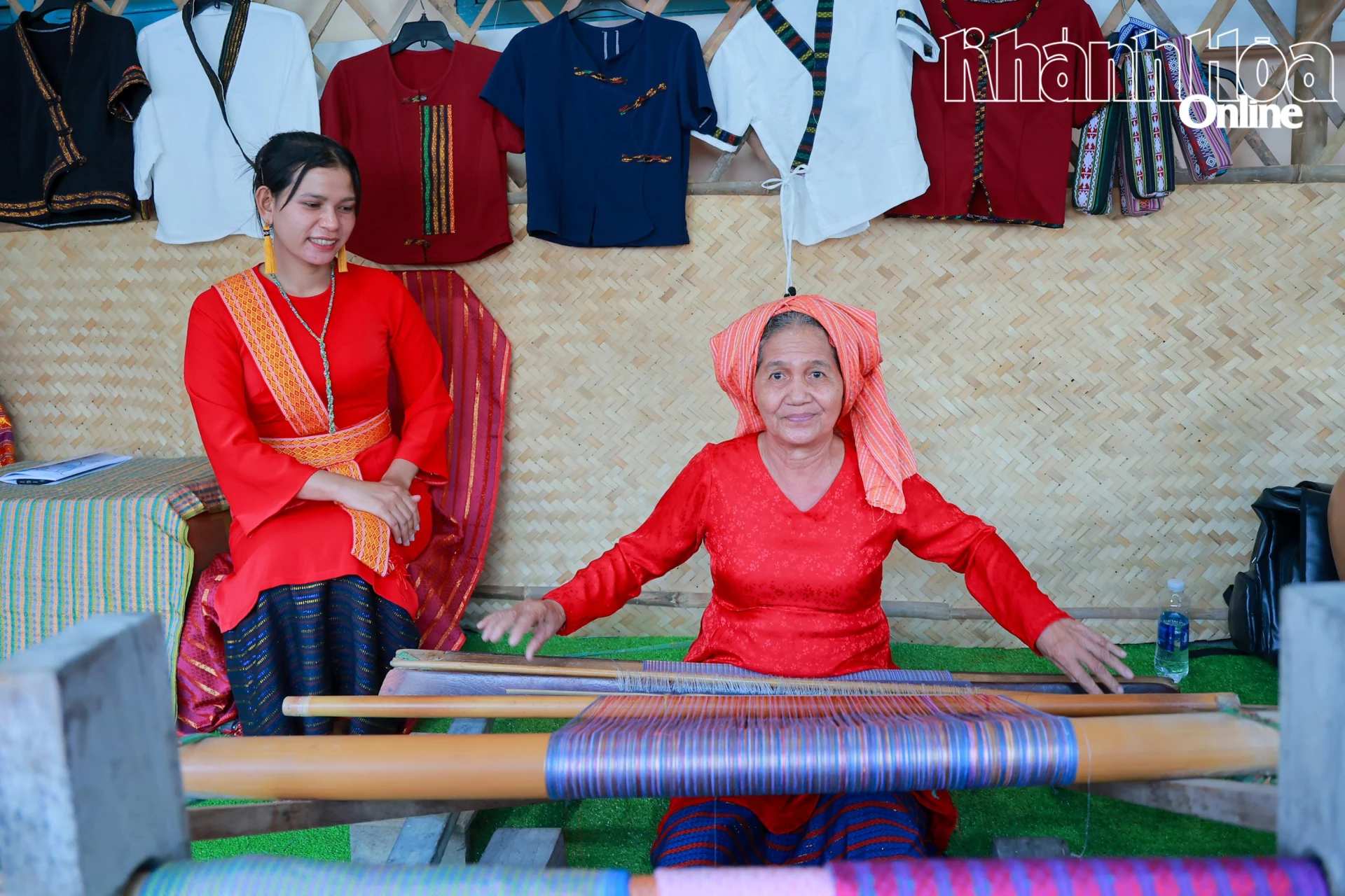 Nghệ nhân người Chăm trình diễn dệt thổ cẩm Mỹ Nghiệp.