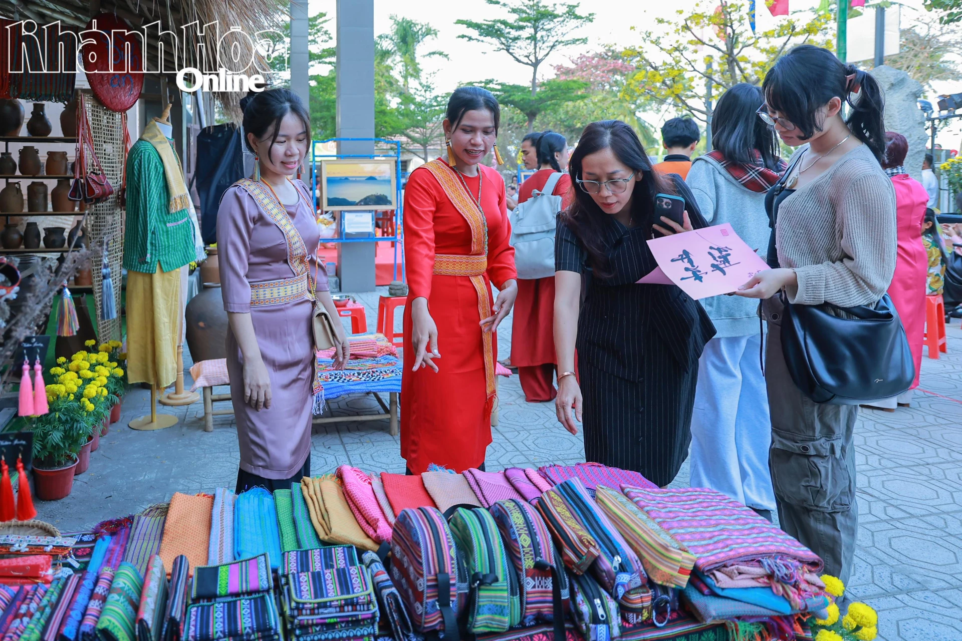 Những sản phẩm thổ cẩm của đồng bào Chăm được giới thiệu với khách hàng.