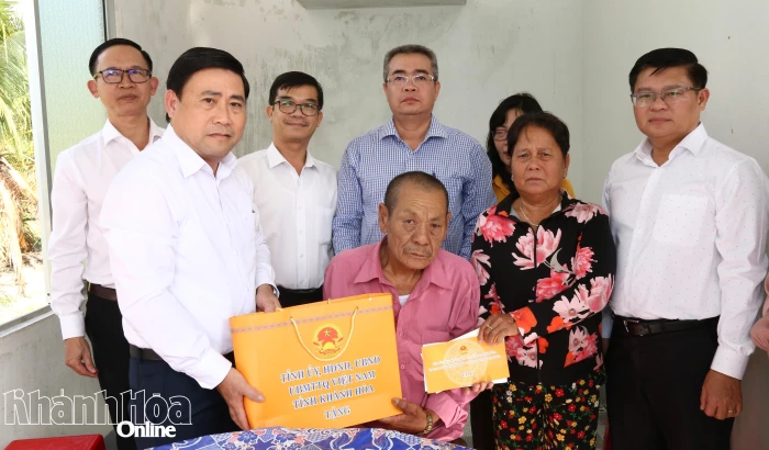 Phó Bí thư Tỉnh ủy, Chủ tịch HĐND tỉnh Lâm Đông thăm, tặng quà Tết gia đình nguyên lãnh đạo tỉnh đã từ trần và người có công