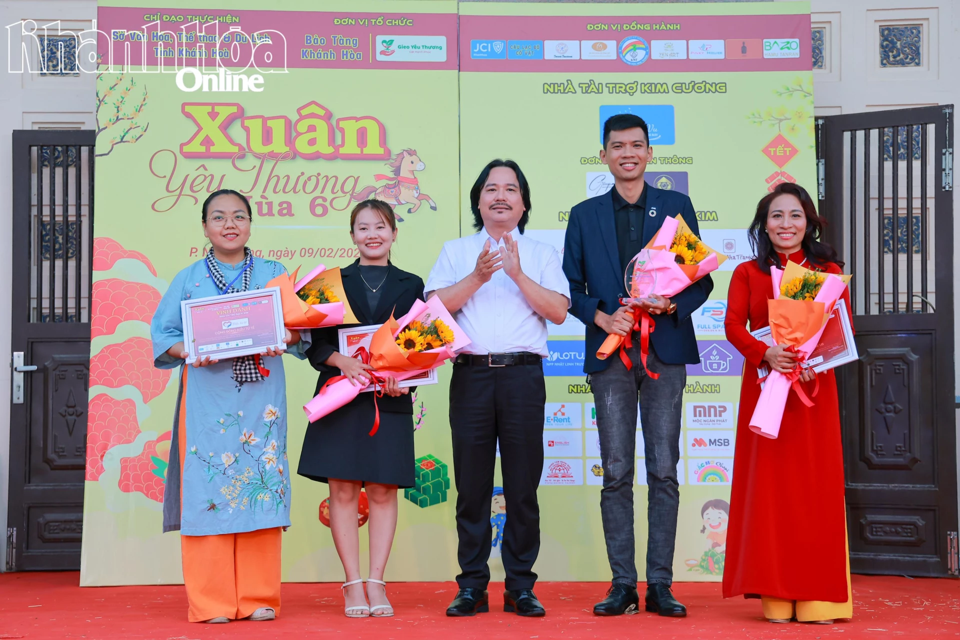 Lãnh đạo Hội Văn học Nghệ thuật tỉnh tặng hoa vinh danh các nhà tài trợ.