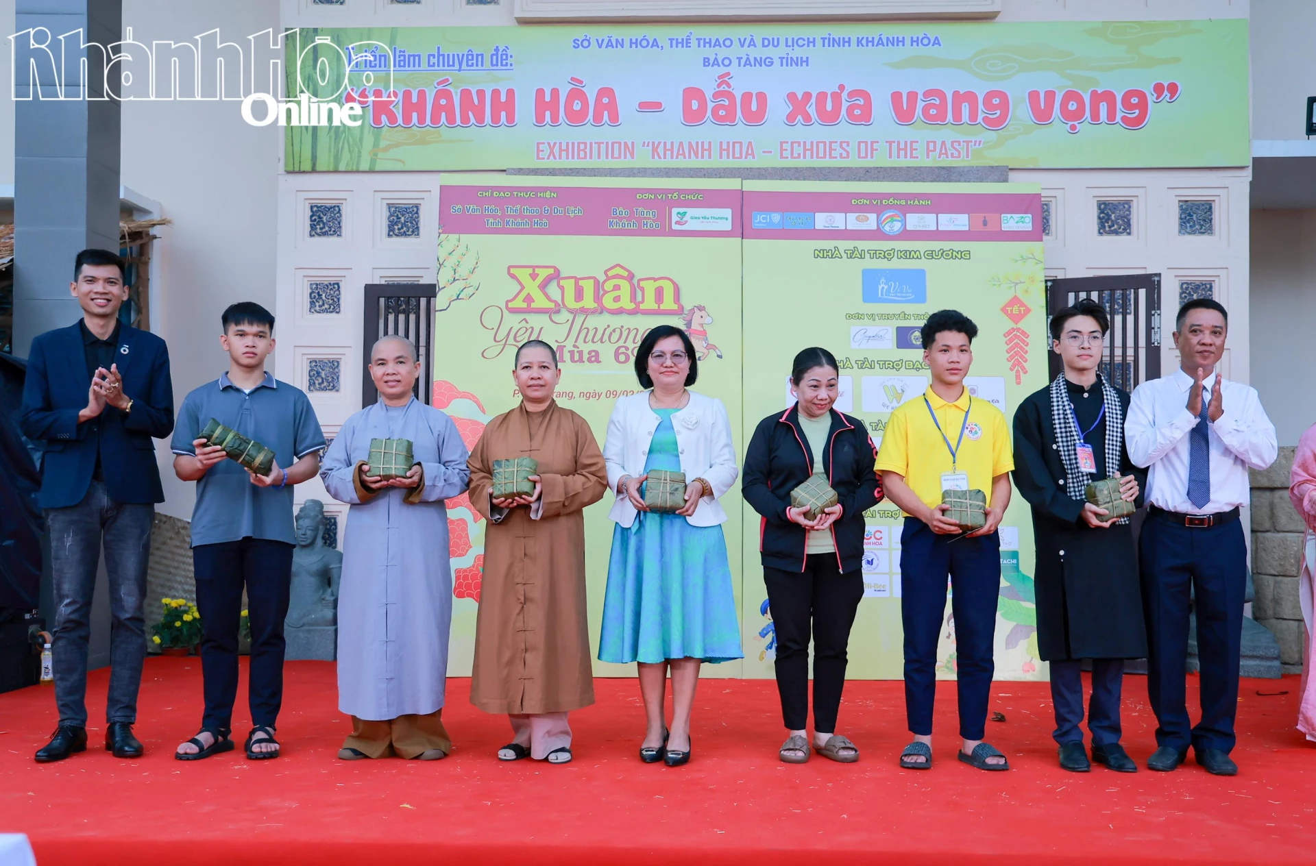 Lãnh đạo Bảo tàng tỉnh cũng nhà tài trợ trao tượng trưng bánh chưng, bánh tét cho đại diện các mái ấm, trung tâm bảo trợ xã hội.