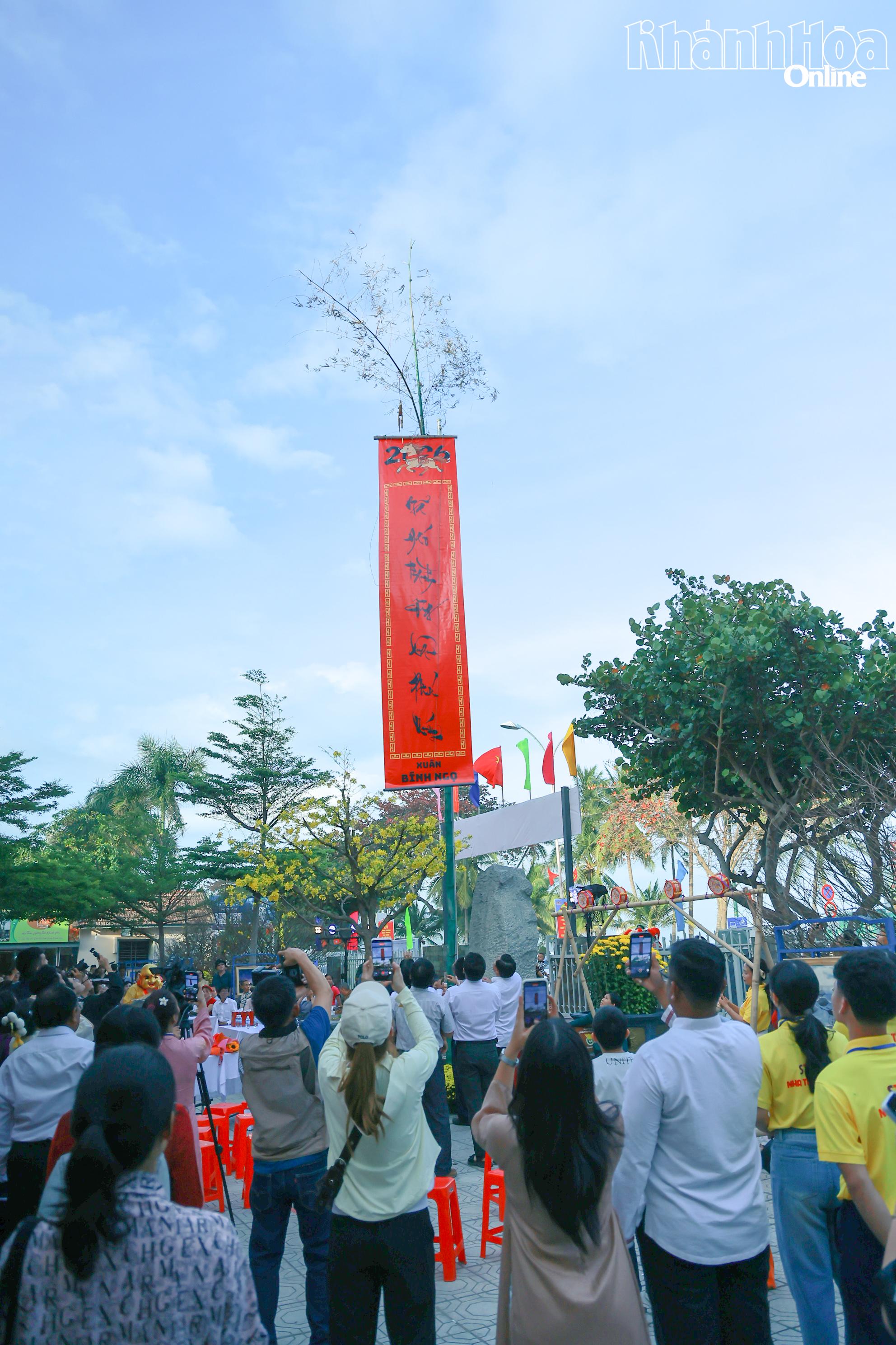 Thực hiện nghi thức dựng cây nêu ngày Tết.