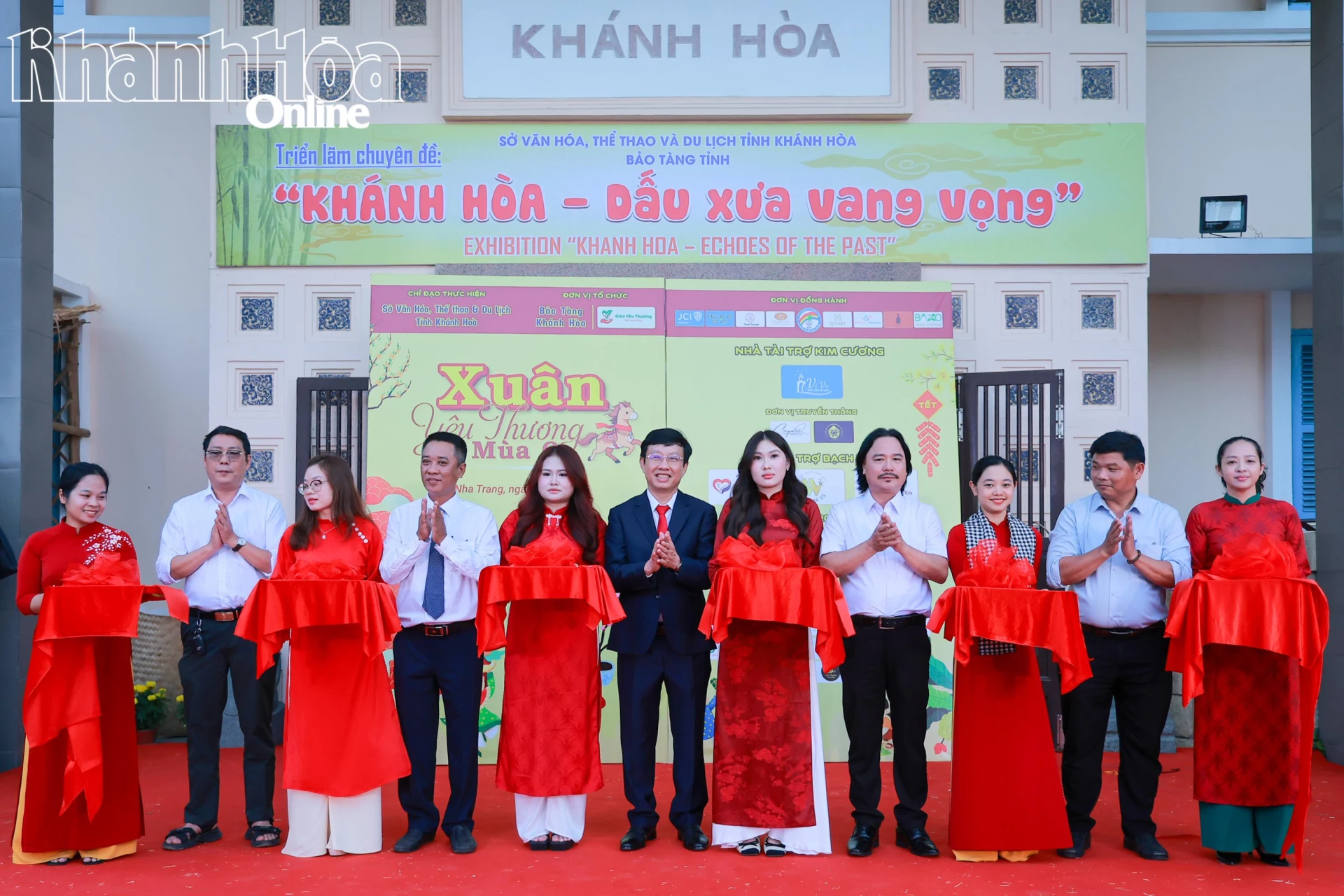 Các đại biểu cắt băng khai mạc chương trình “Xuân yêu thương”.