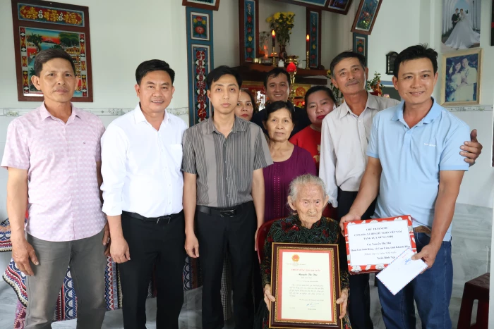 Lãnh đạo xã Cam Lâm tặng quà, chúc Tết 5 cụ thọ 100 tuổi trên địa bàn