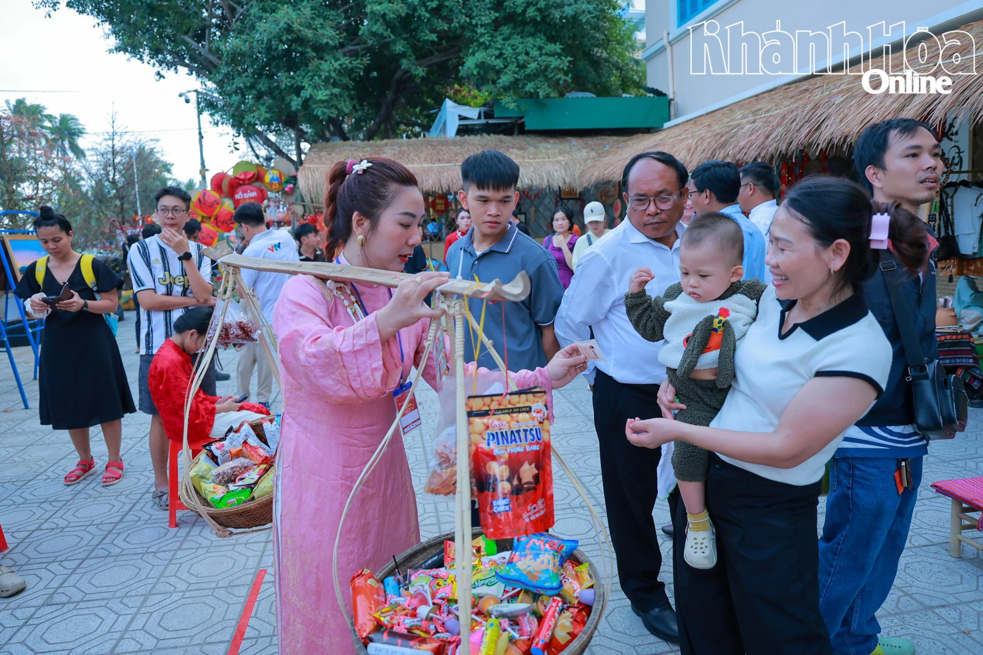 Gánh hàng bánh kẹo tuổi thơ thu hút các em nhỏ. 