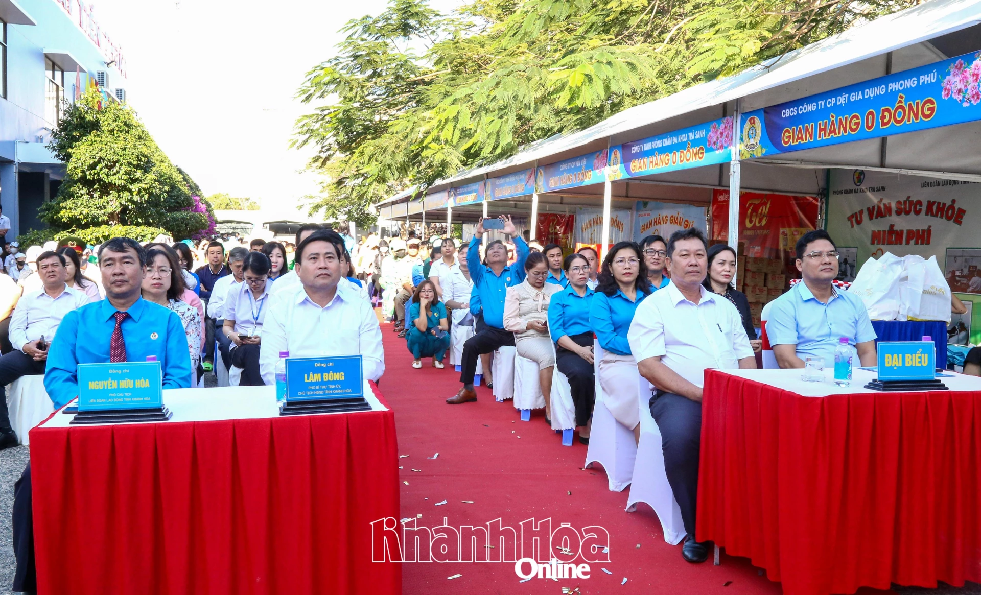 Đồng chí Lâm Đông và các địa biểu, công nhân, người lao động tham dự chương trình