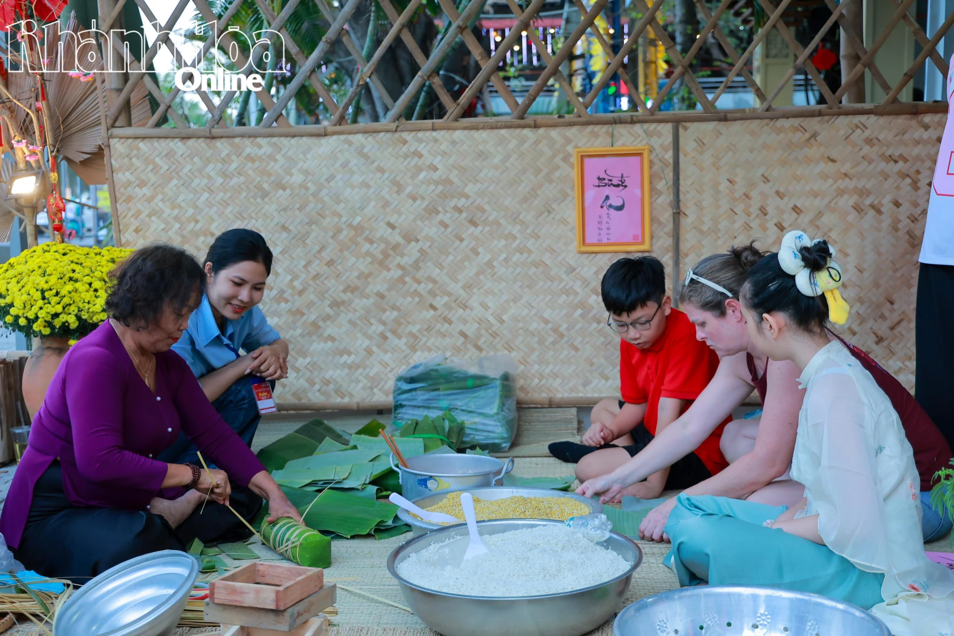 Hướng dẫn cách gói bánh tét, bánh chưng cho khách tham quan.