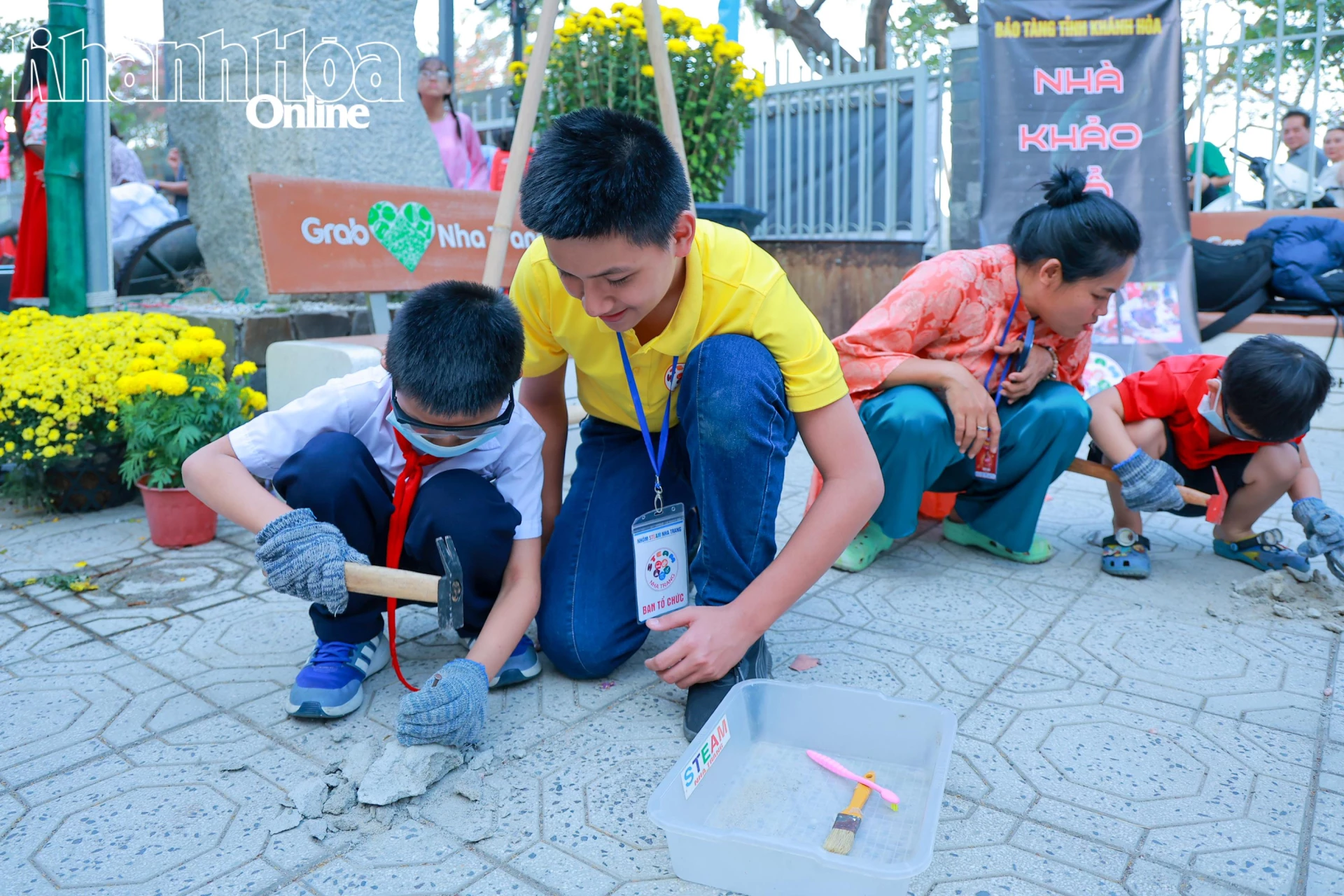 Các em nhỏ tham gia trải nghiệm làm nhà khảo cổ nhí.