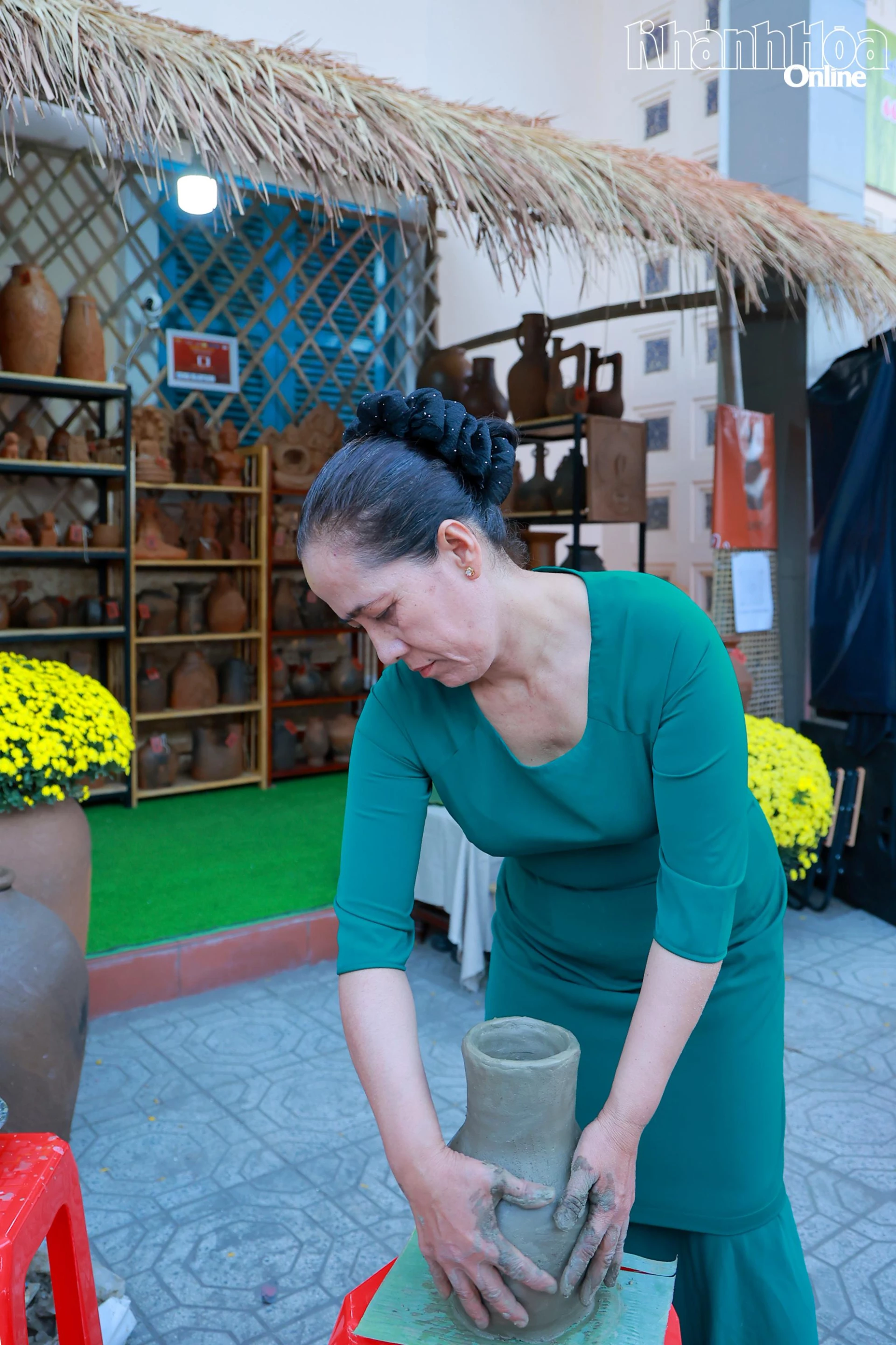 Nghệ nhân trình diễn kỹ thuật làm gốm Bàu Trúc của đồng bào Chăm.