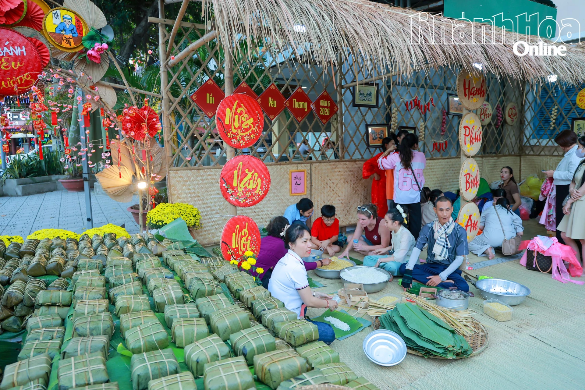 Những chiếc bánh chưng, bánh tét được chuẩn bị để trao tặng các em nhỏ, những người có hoàn cảnh kém may mắn.