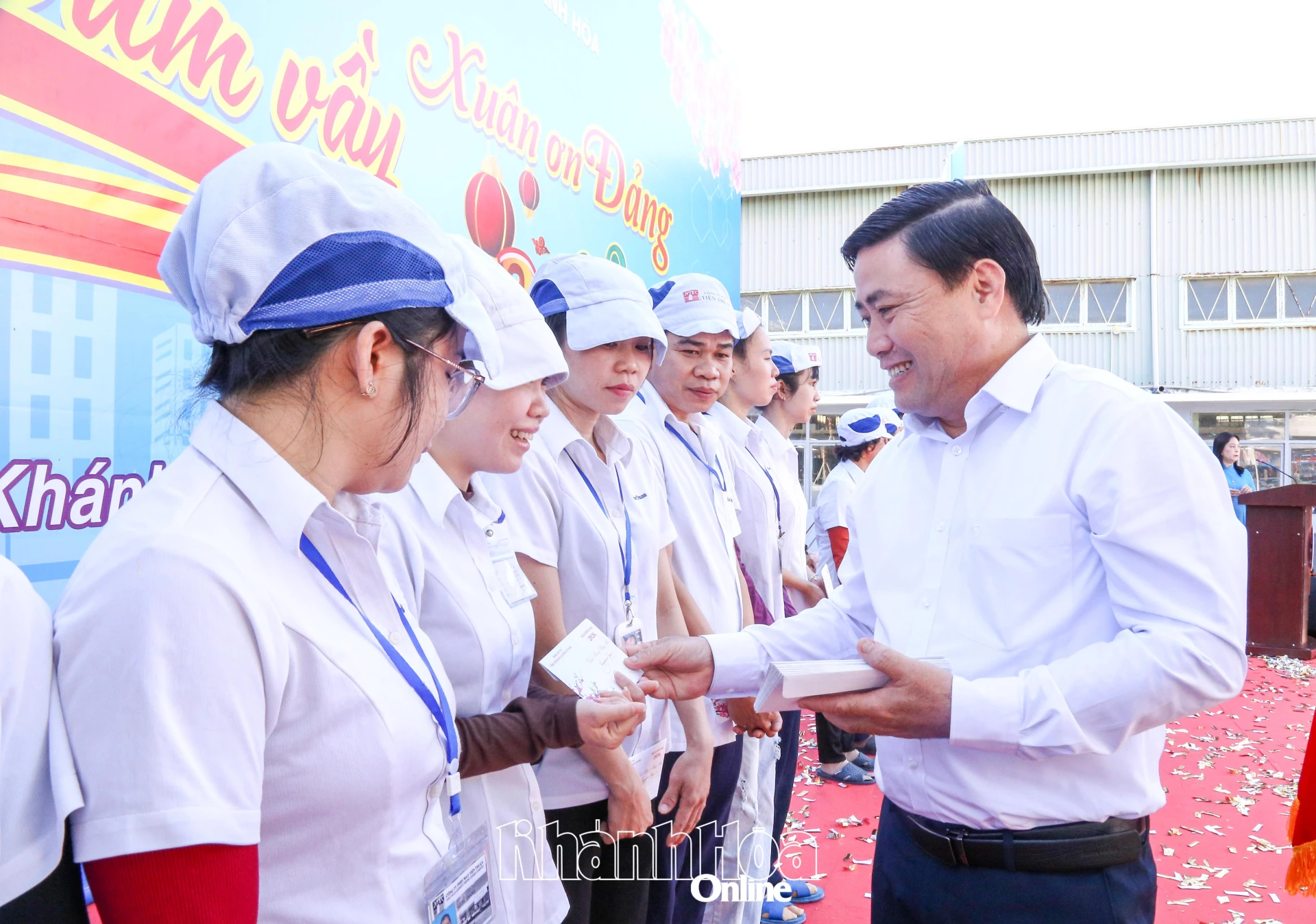 Đồng chí Lâm Đông trao quà Tết cho công nhân có hoàn cảnh khó khăn