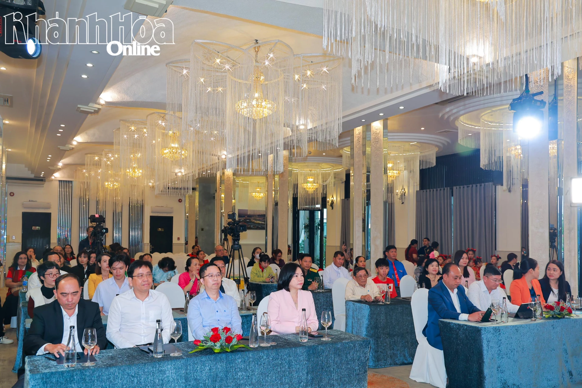 Lãnh đạo Báo và Phát thanh, Truyền hình Khánh Hòa cùng các đại biểu tham dự chương trình.