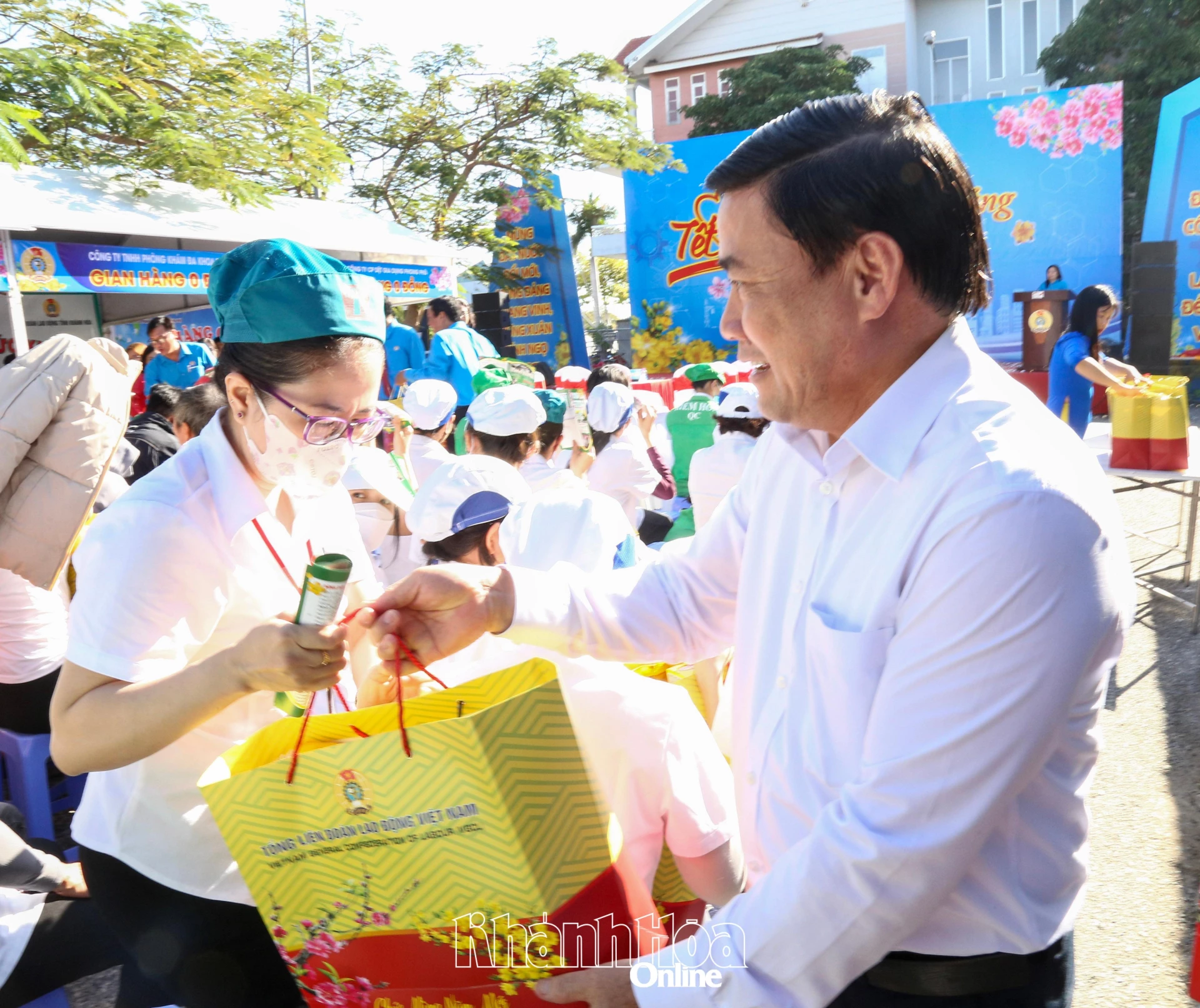 Lãnh đạo tỉnh trao quà Tết tận tay công nhân có hoàn cảnh khó khăn