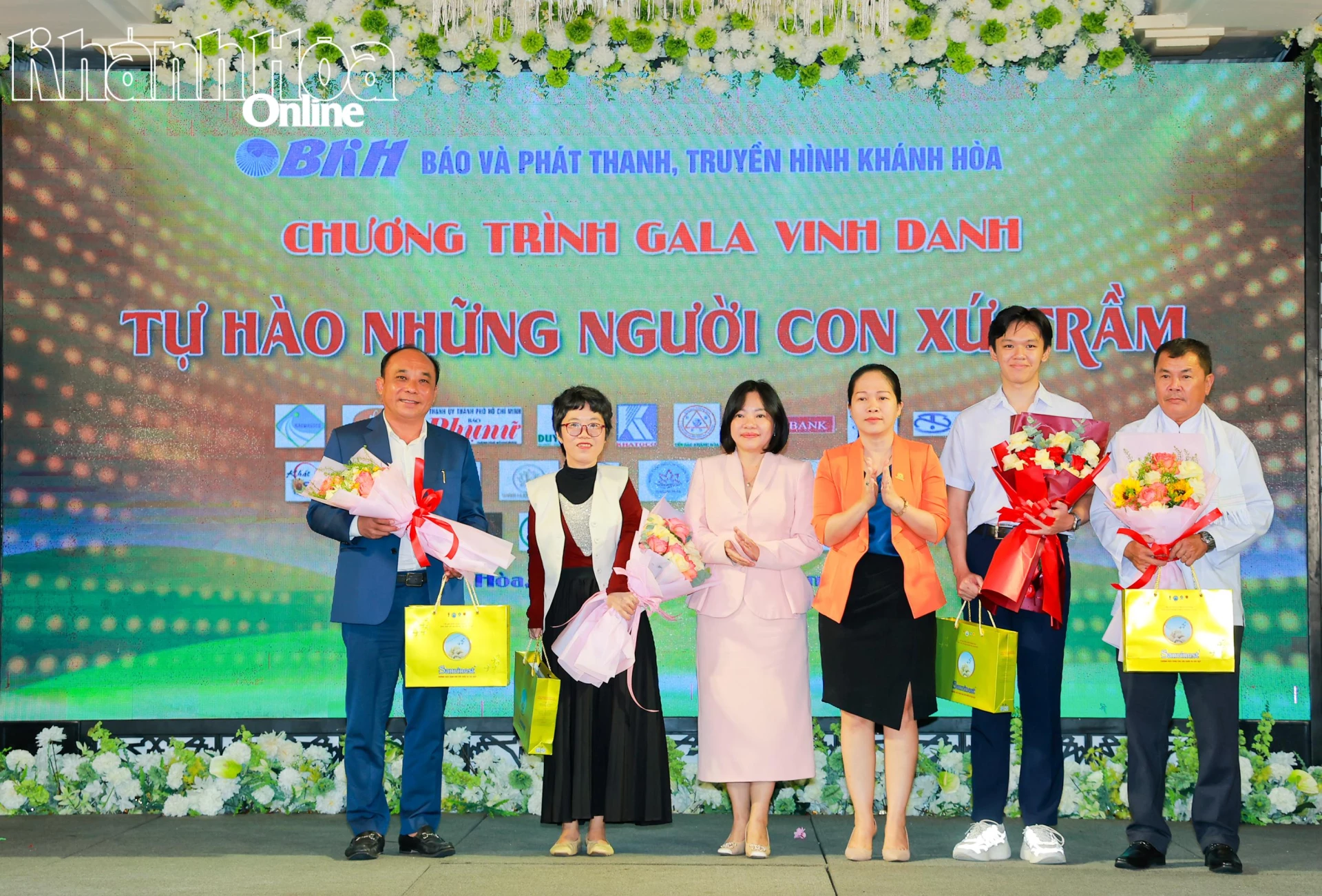 Lãnh đạo Báo và Phát thanh, Truyền hình Khánh Hòa cùng lãnh đạo Công ty TNHH Nhà nước Một thành viên Yến sào Khánh Hòa vinh danh các cá nhân tiêu biểu.