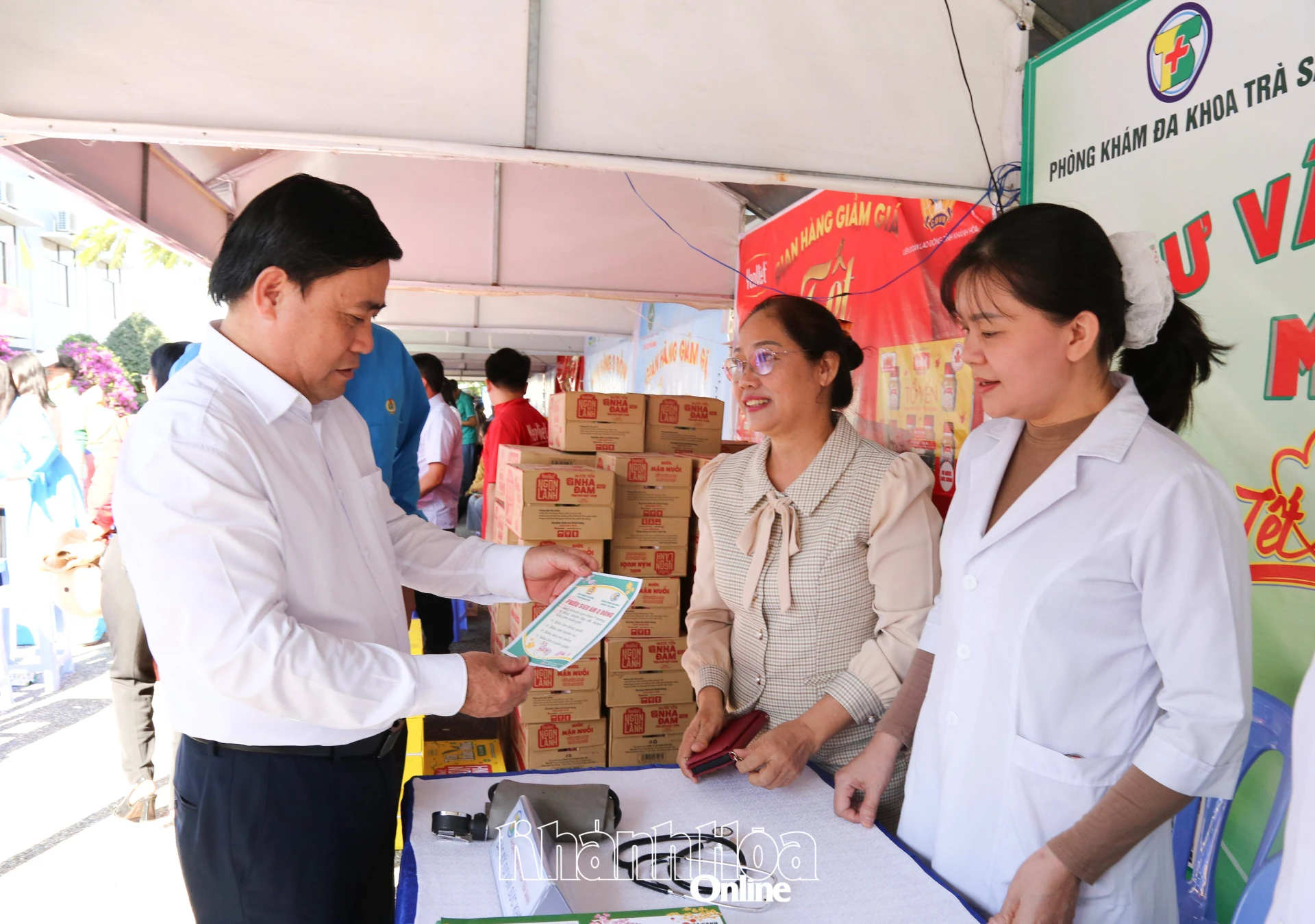 Đồng chí Lâm Đông thăm gian hàng khám, tư vấn sức khỏe miễn phí cho công nhân