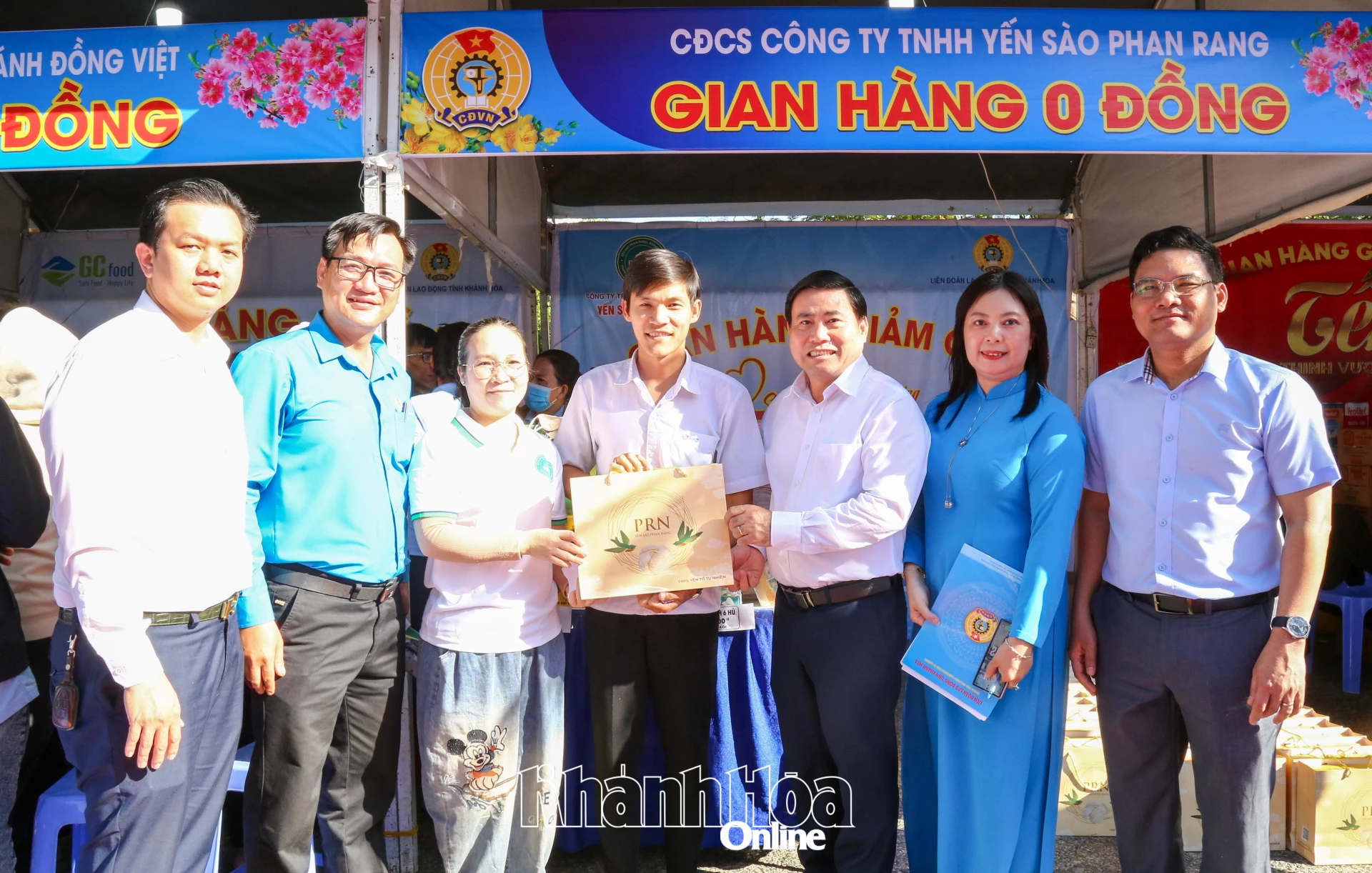 Lãnh đạo tỉnh trao quà từ gian hàng o đồng của Công đoàn cơ sở Công ty TNHH Yến sào Phan Rang cho công nhân đi Chợ Tết Công đoàn năm 2026