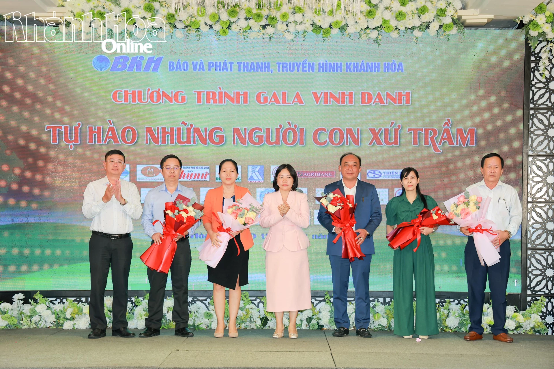 Lãnh đạo Báo và Phát thanh, Truyền hình Khánh Hòa tặng hoa tri ân các doanh nghiệp, tổ chức, cá nhân đồng hành với chương trình.