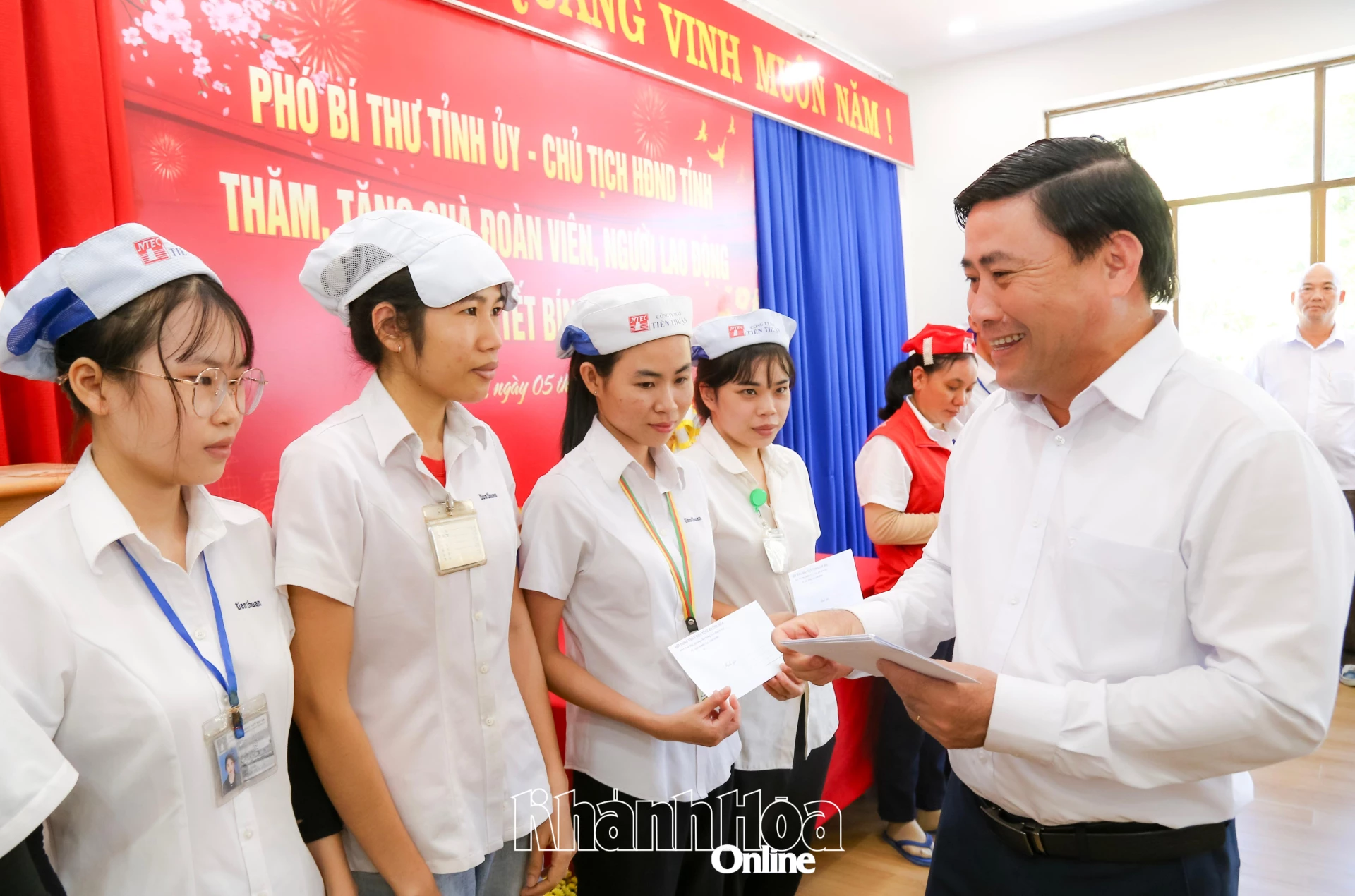 Công nhân Công ty TNHH May Tiến Thuận nhận quà Tết từ lãnh đạo tỉnh