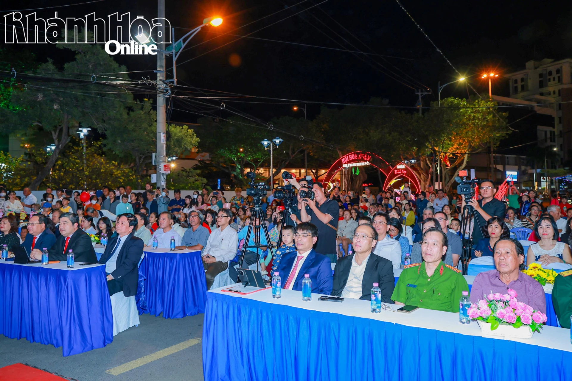 Đồng chí Nguyễn Khắc Hà cùng đại biểu tham dự buổi lễ khai mạc.